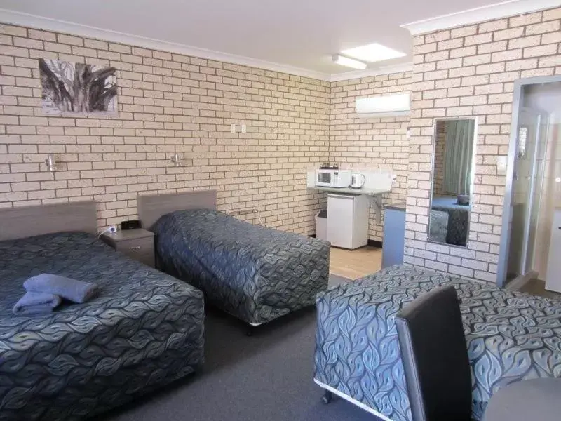 Bed in Cowra Crest Motel