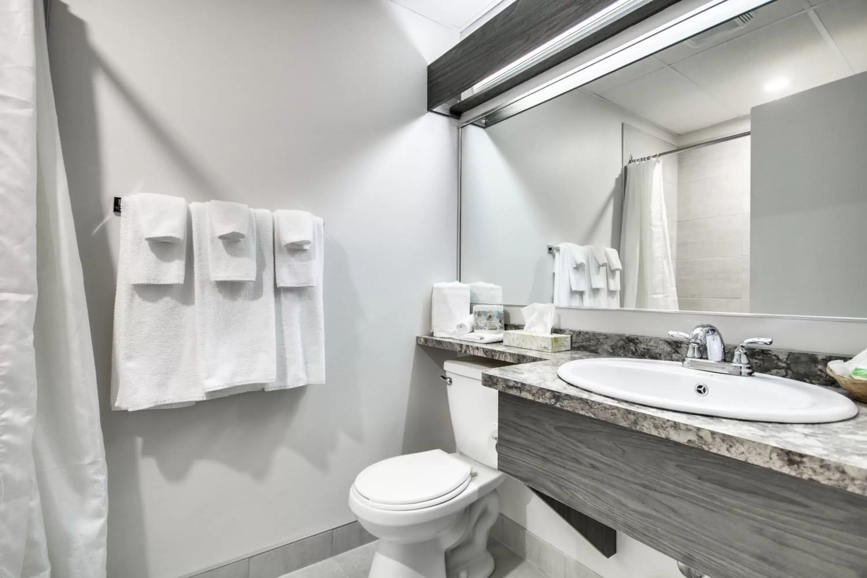 King Room with Sofa Bed in Hôtel Marineau Shawinigan King Room with Sofa Bed in Hôtel Marineau Shawinigan