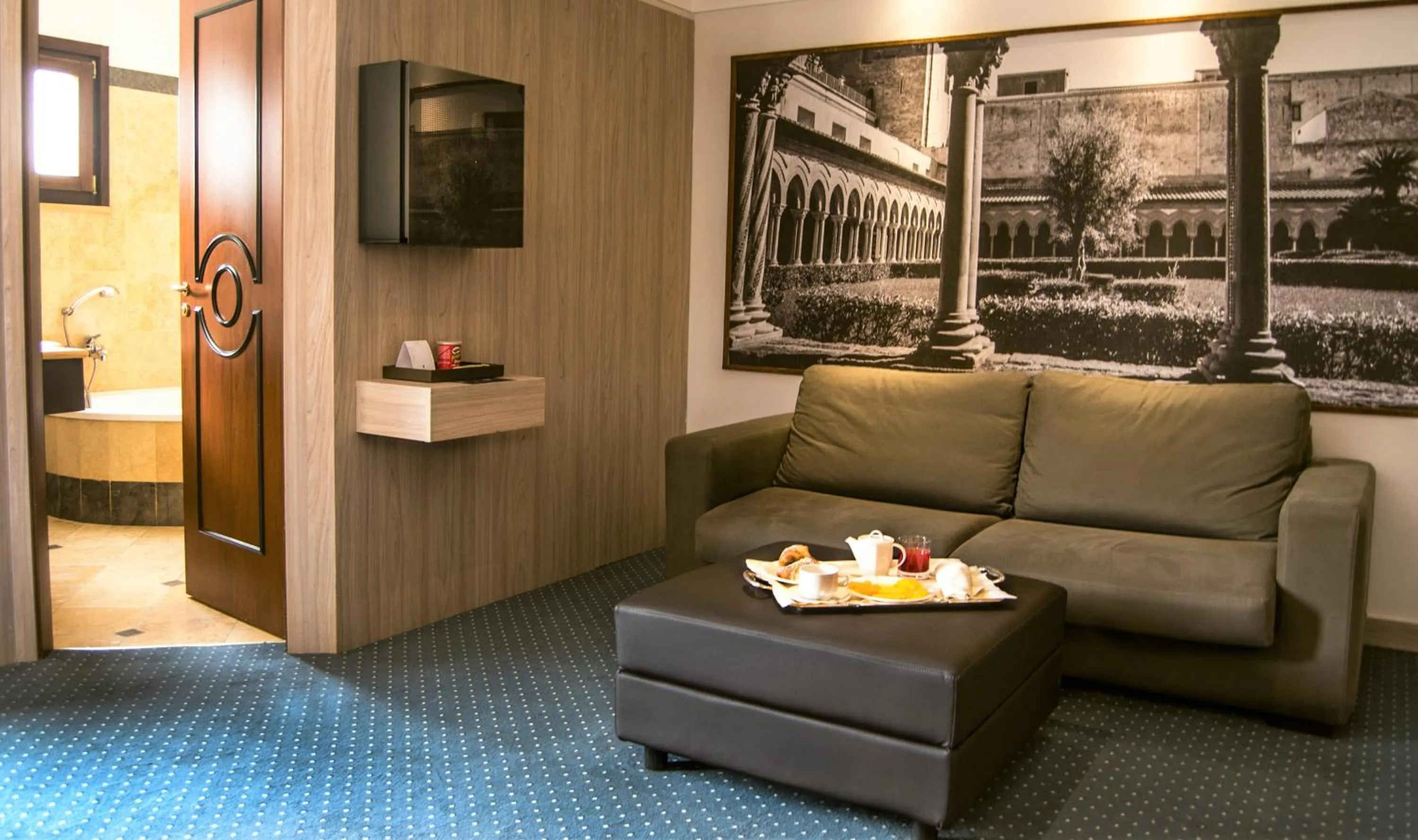 Photo of the whole room in Hotel Federico II Central Palace