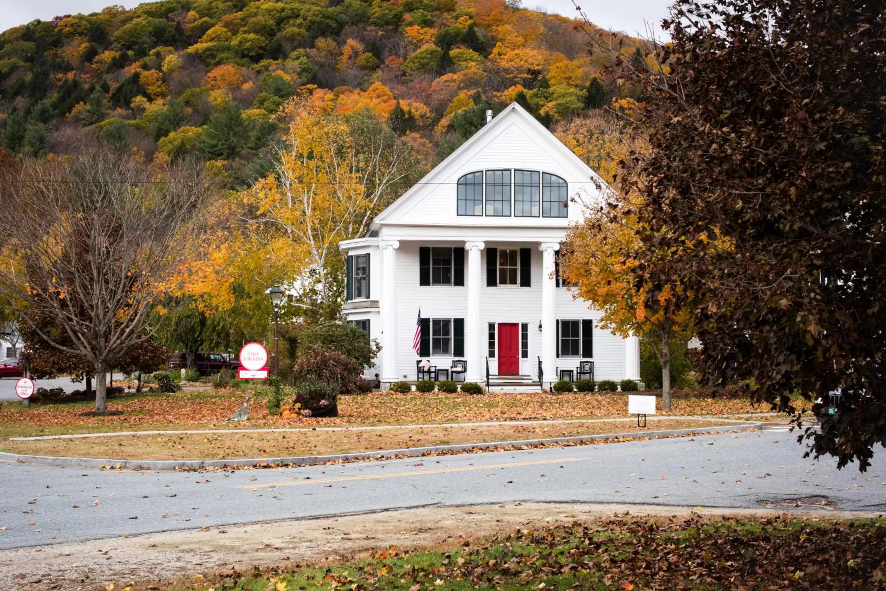 Street view, Property Building in Four Columns Inn