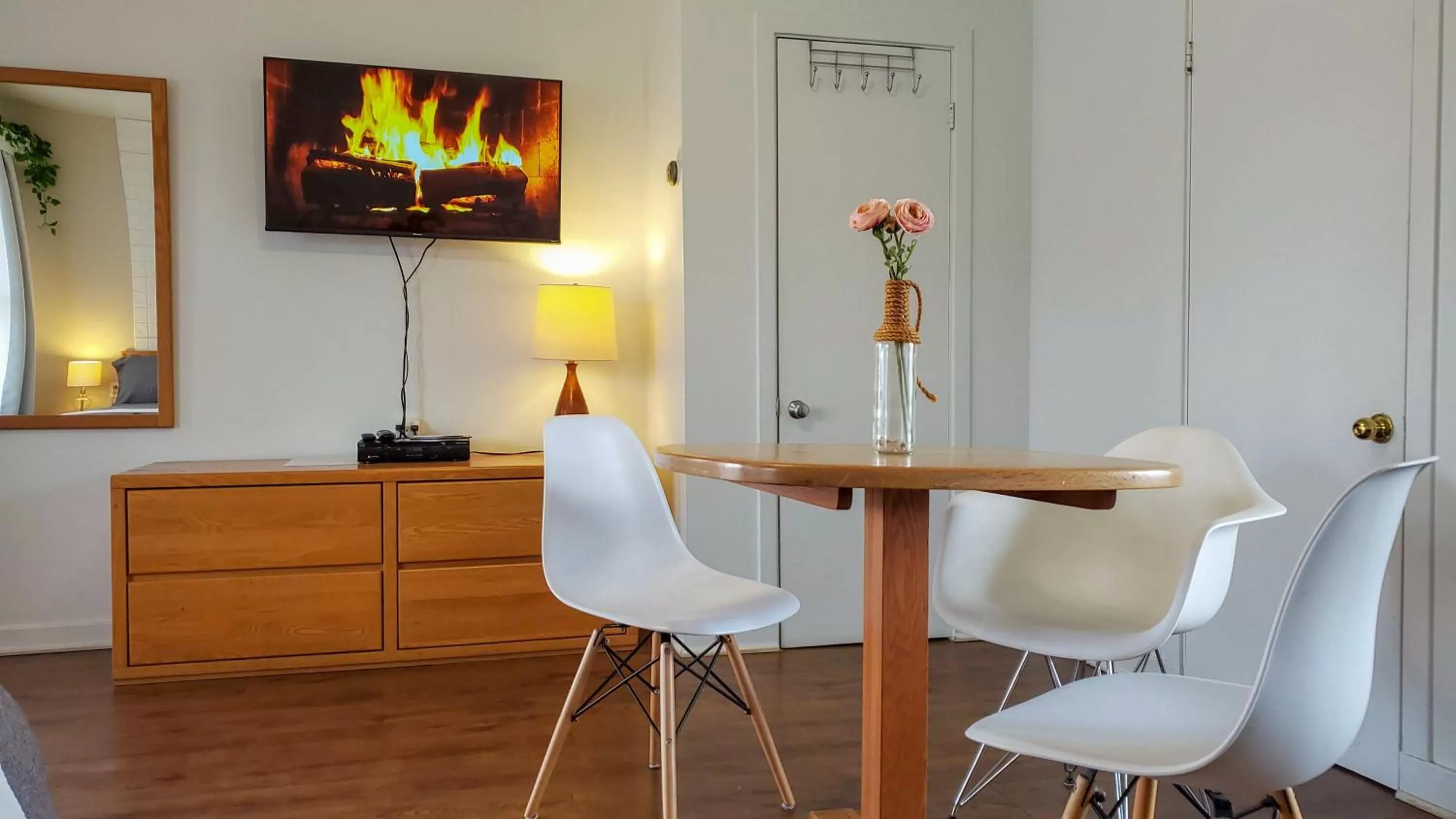 TV/Entertainment Center in Lofts Fleuve et Montagnes