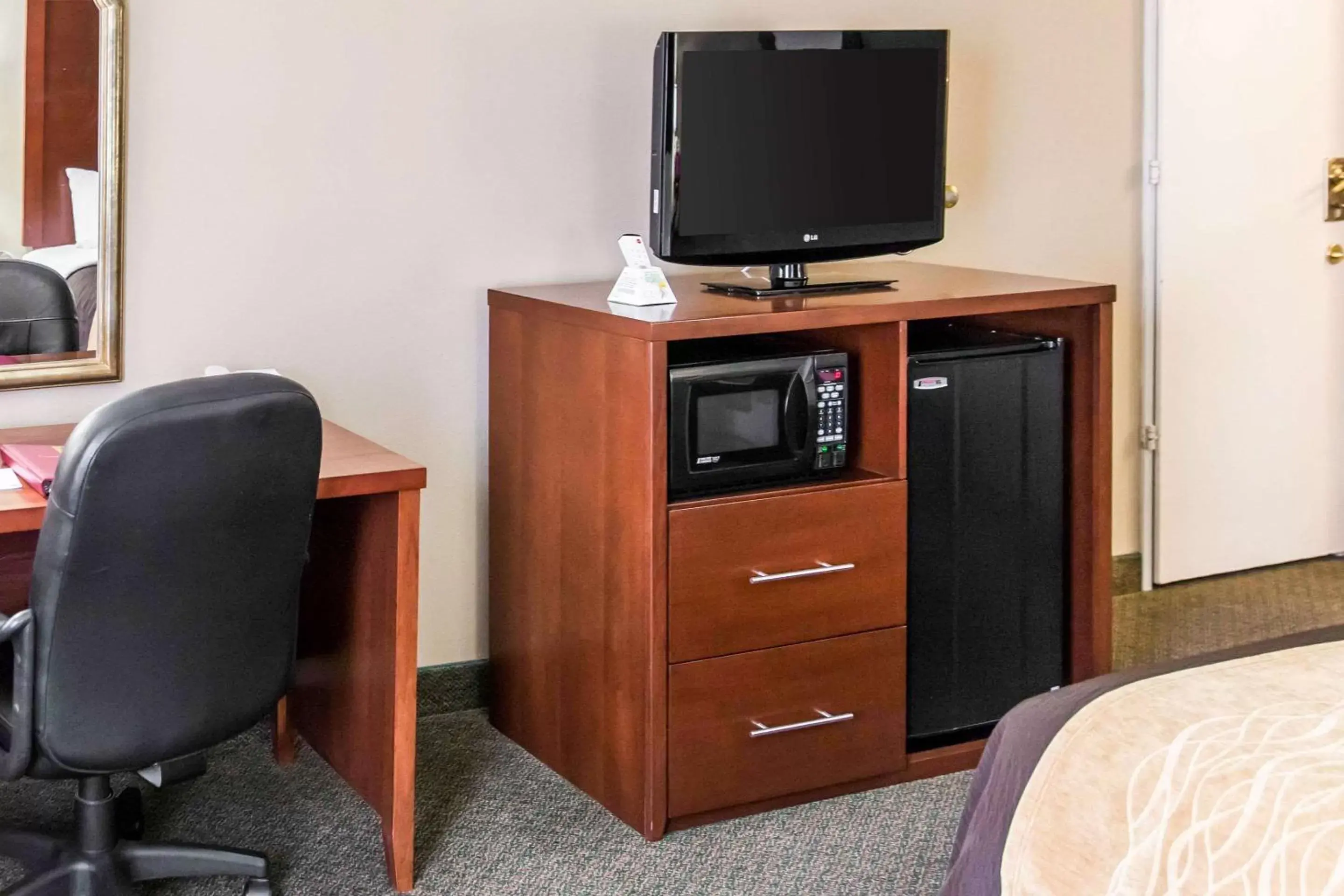 Photo of the whole room, TV/Entertainment Center in Comfort Inn Pentagon City