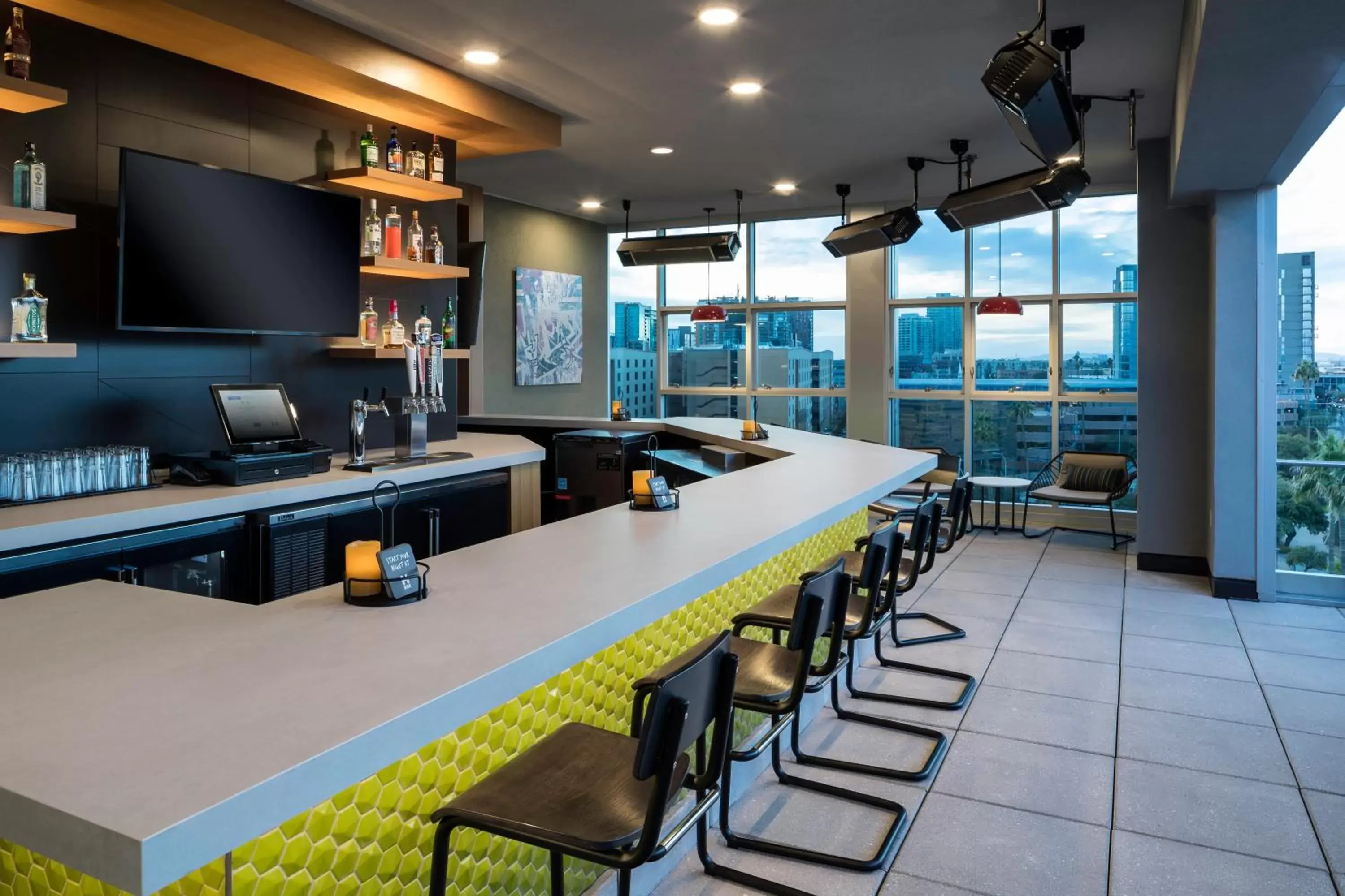 Lounge or bar in Hyatt House Tempe Phoenix University