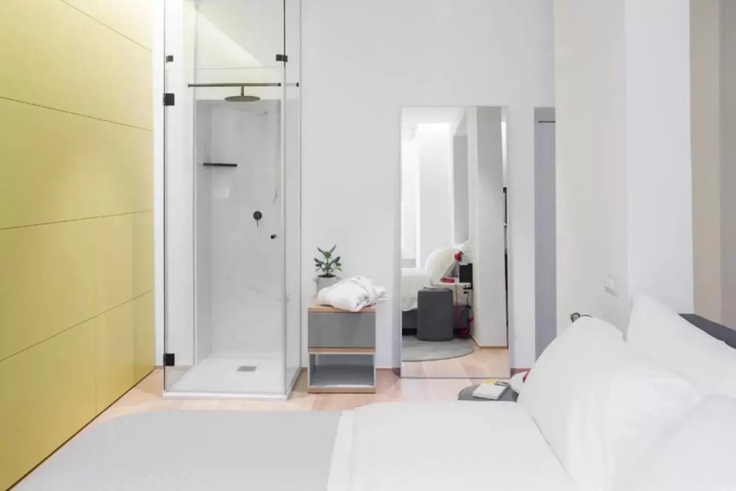Shower, Bed in The Radical Hotel Roma