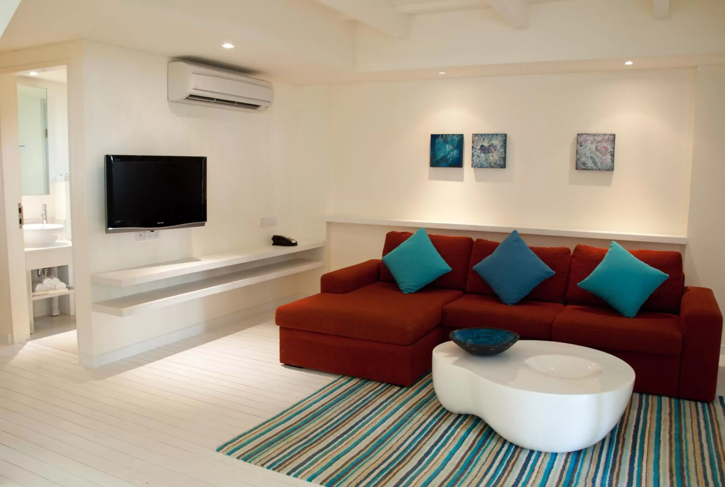Living room, Seating Area in Holiday Inn Resort Kandooma Maldives - Kids Stay & Eat Free