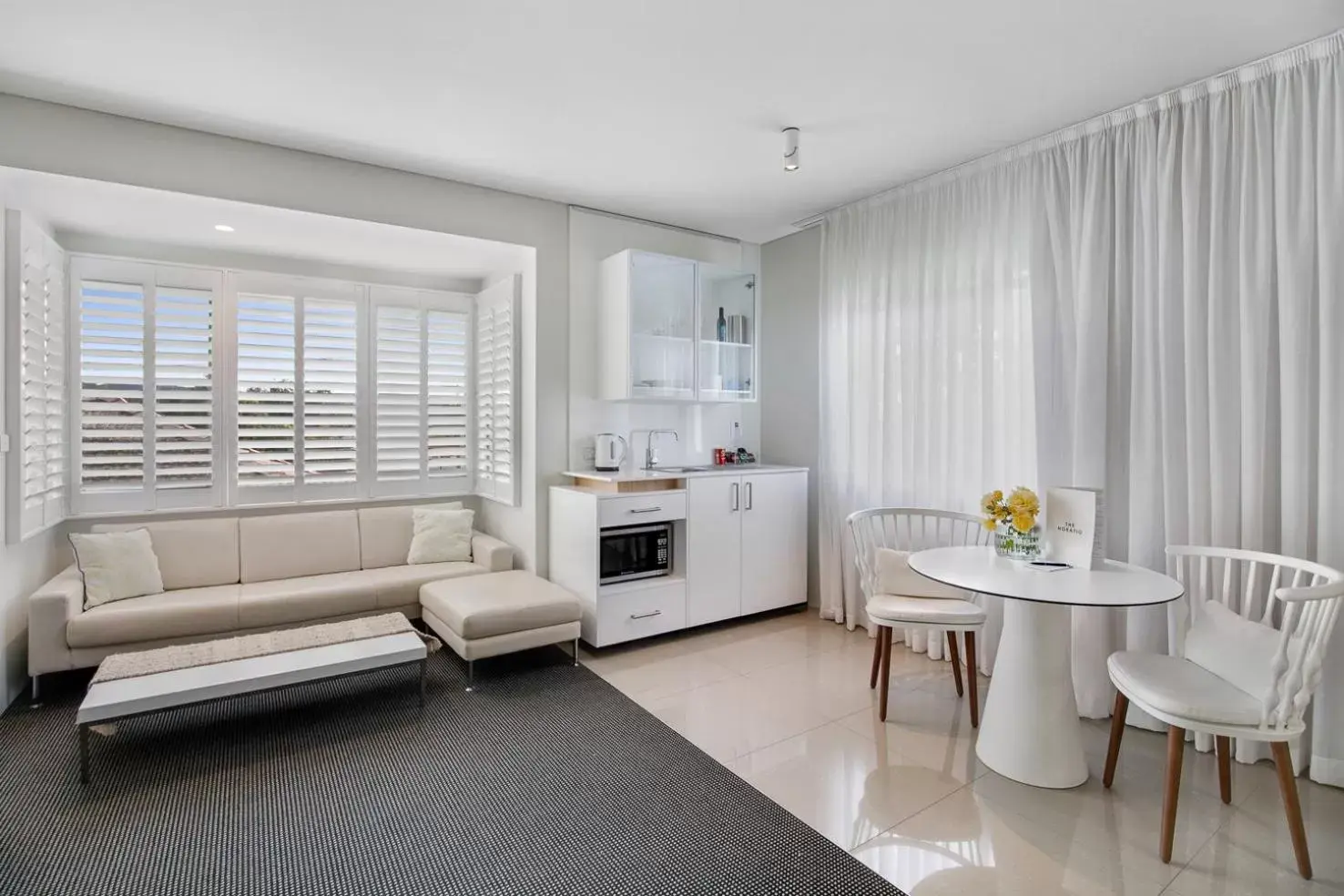 Kitchen or kitchenette, Seating Area in The Horatio Motel Mudgee