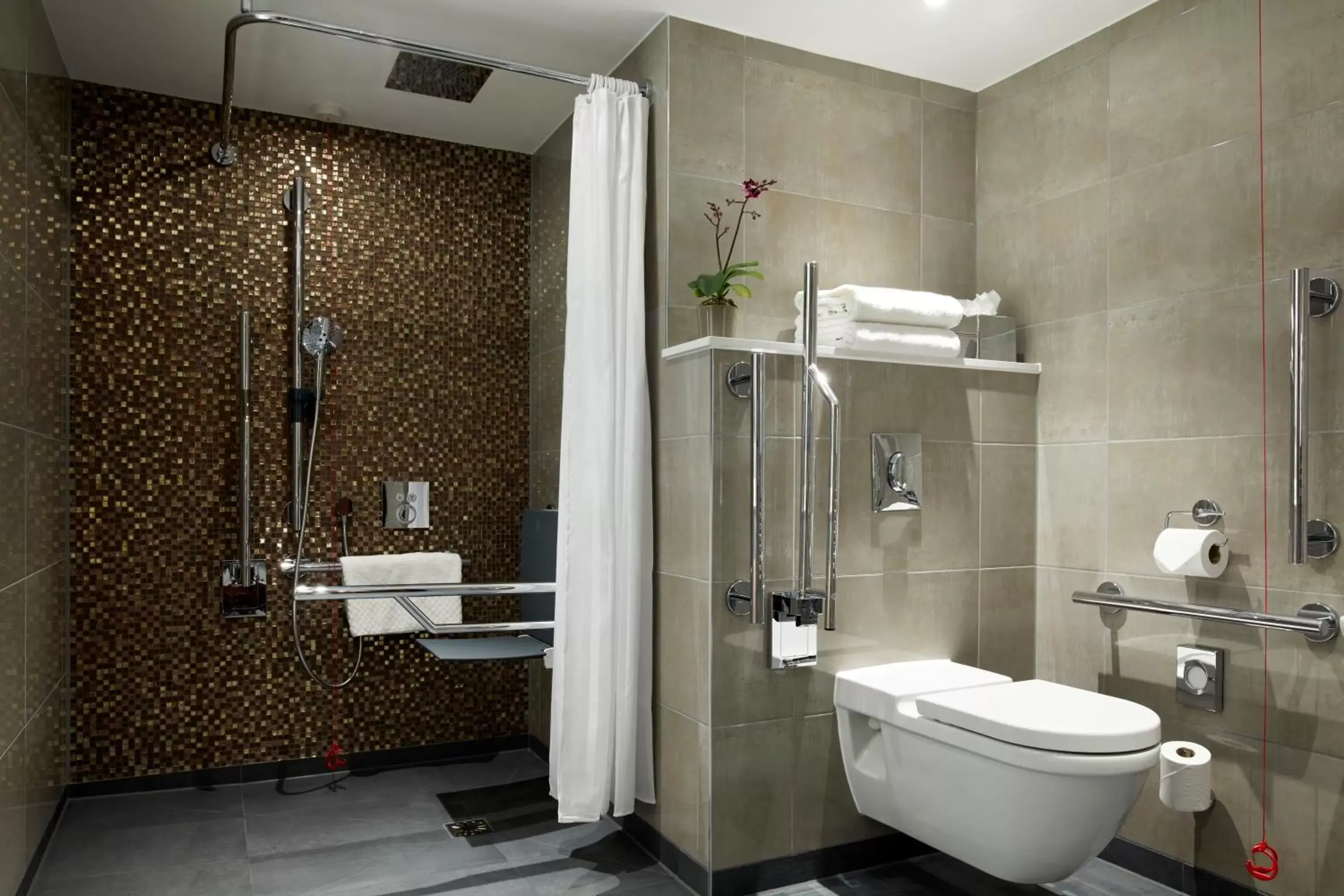 Photo of the whole room, Bathroom in Hyatt Regency London Albert Embankment