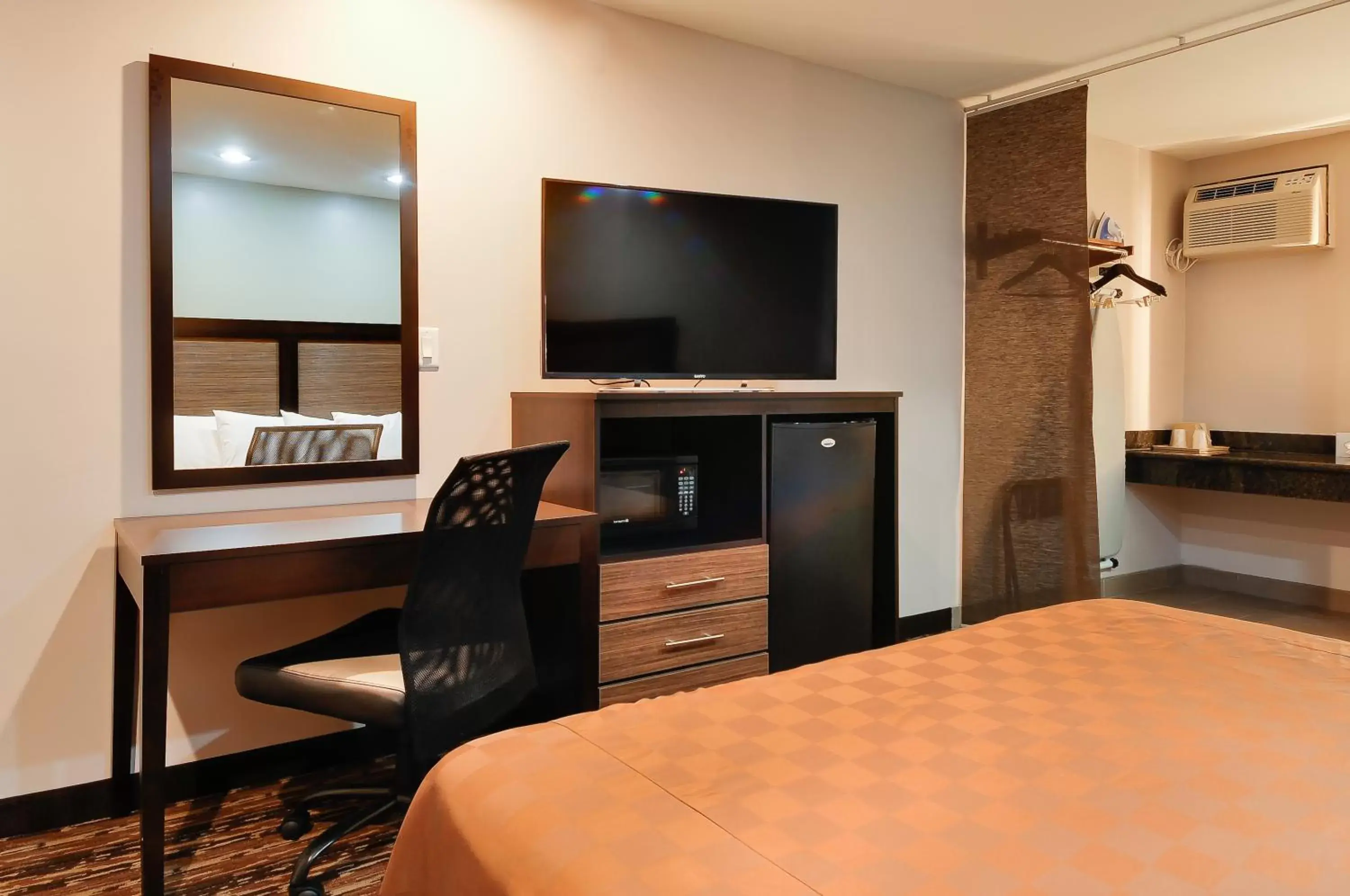 Decorative detail, Bed in Vagabond Inn Sunnyvale Decorative detail, Bed in Vagabond Inn Sunnyvale