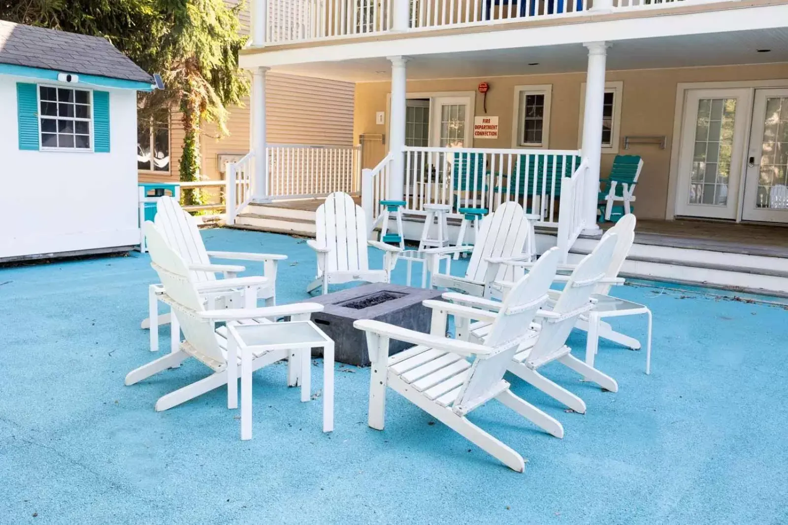 Property building, Swimming Pool in Canalside Inn