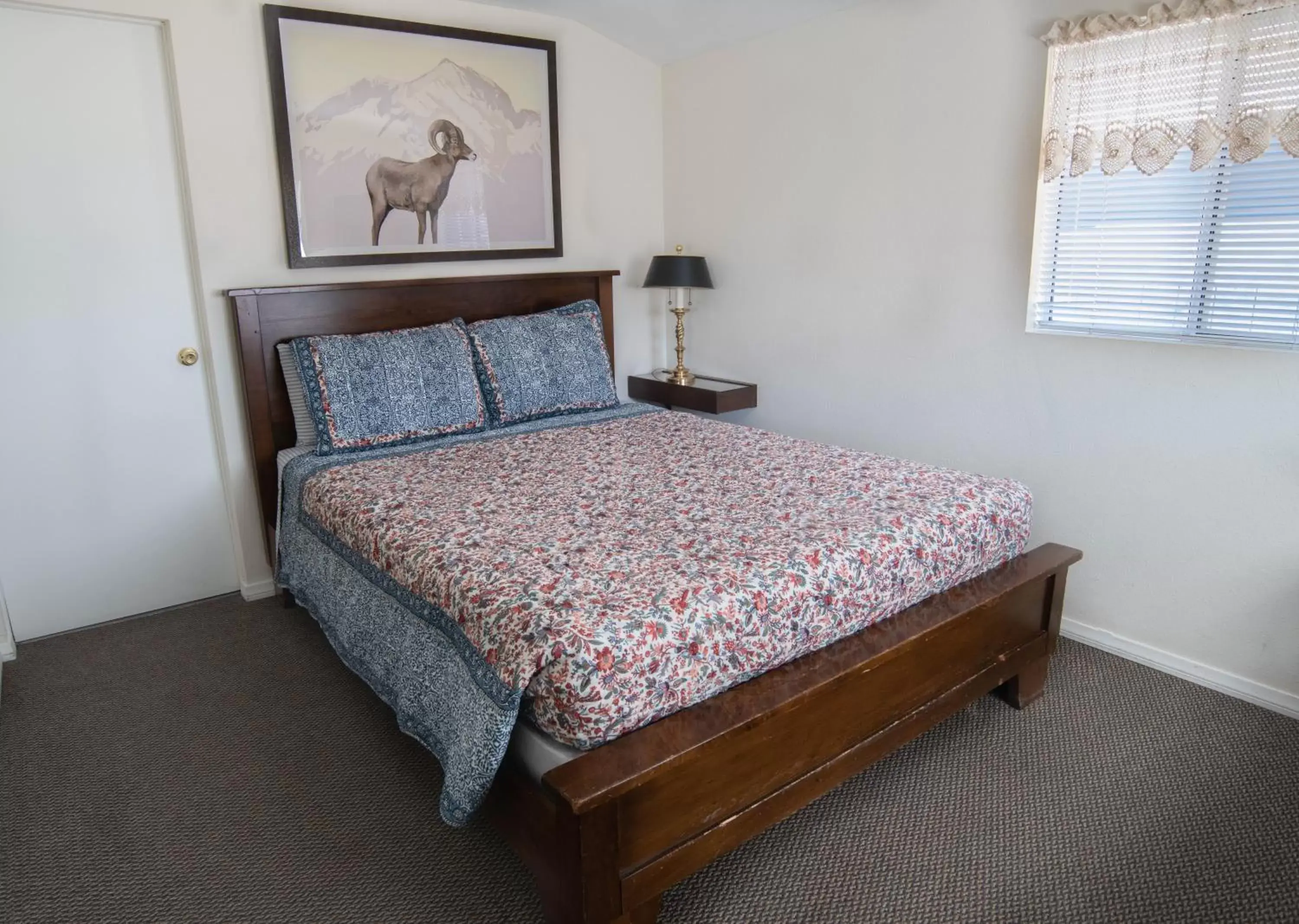 Bed in Mt Williamson Motel and Basecamp Bed in Mt Williamson Motel and Basecamp