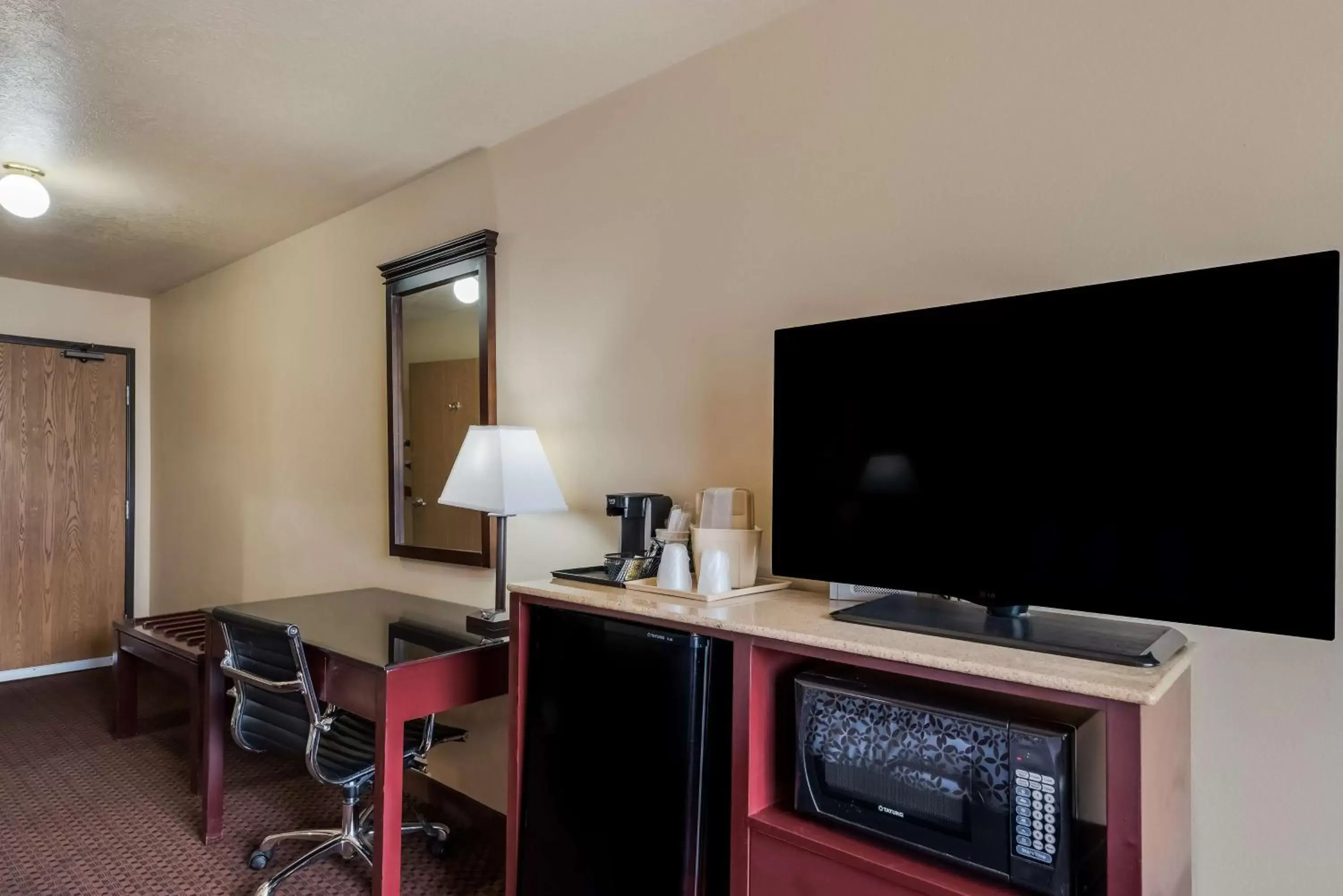 Bedroom, TV/Entertainment Center in SureStay Plus Hotel by Best Western Silver City