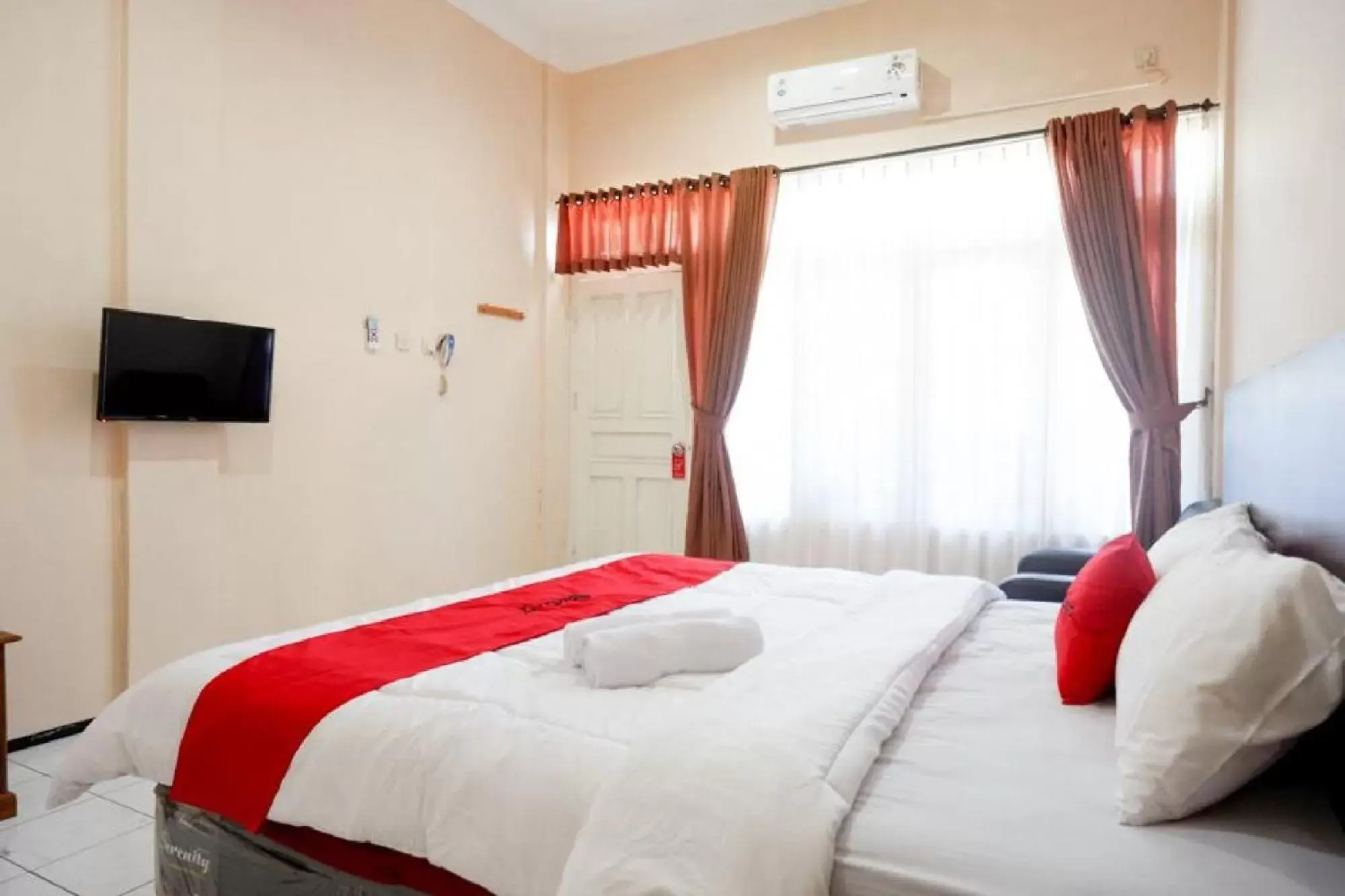 Bed in RedDoorz Plus near Stadion Wijaya Kusuma