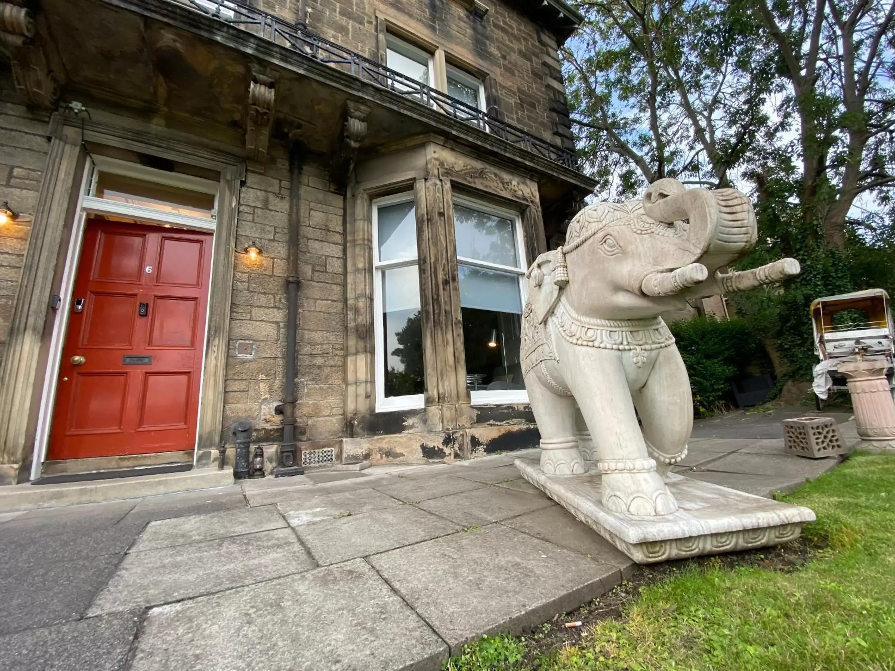 Property building in No6 West Coates