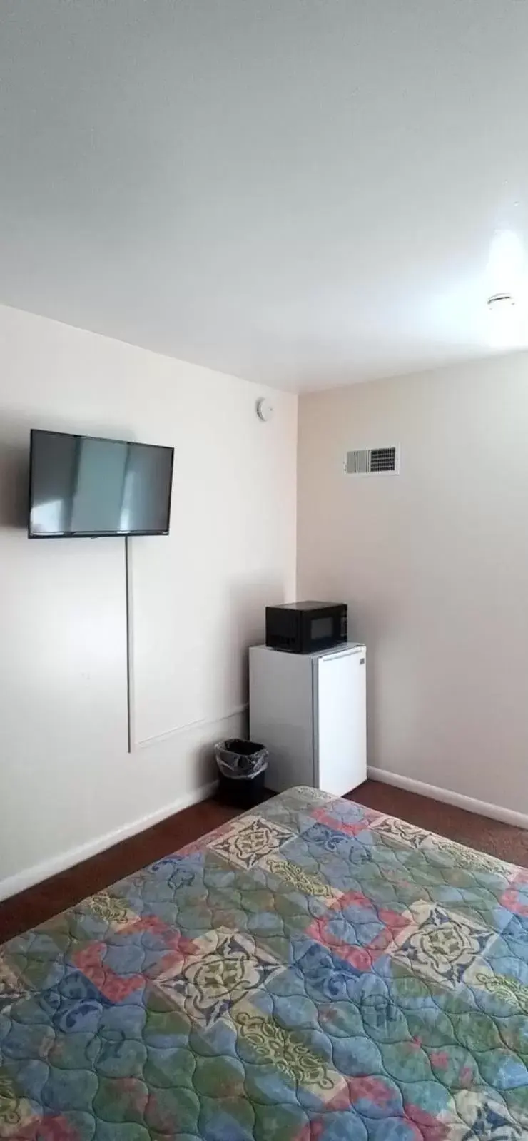 Bed, TV/Entertainment Center in Budget Inn