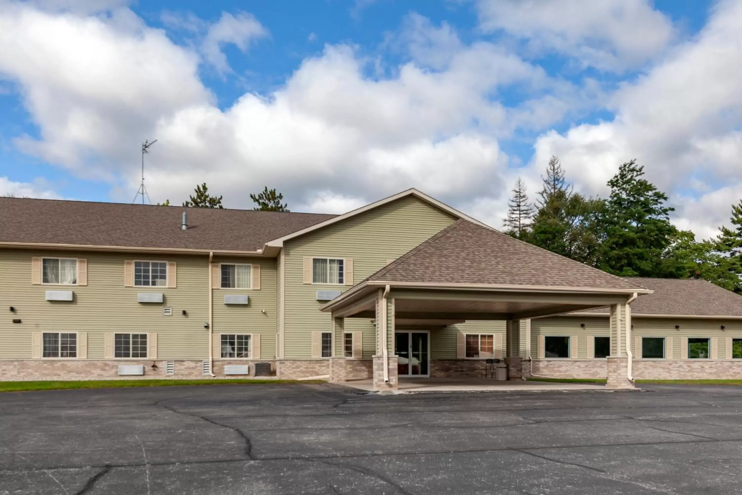 Property building in Quality Inn Redgranite Property building in Quality Inn Redgranite