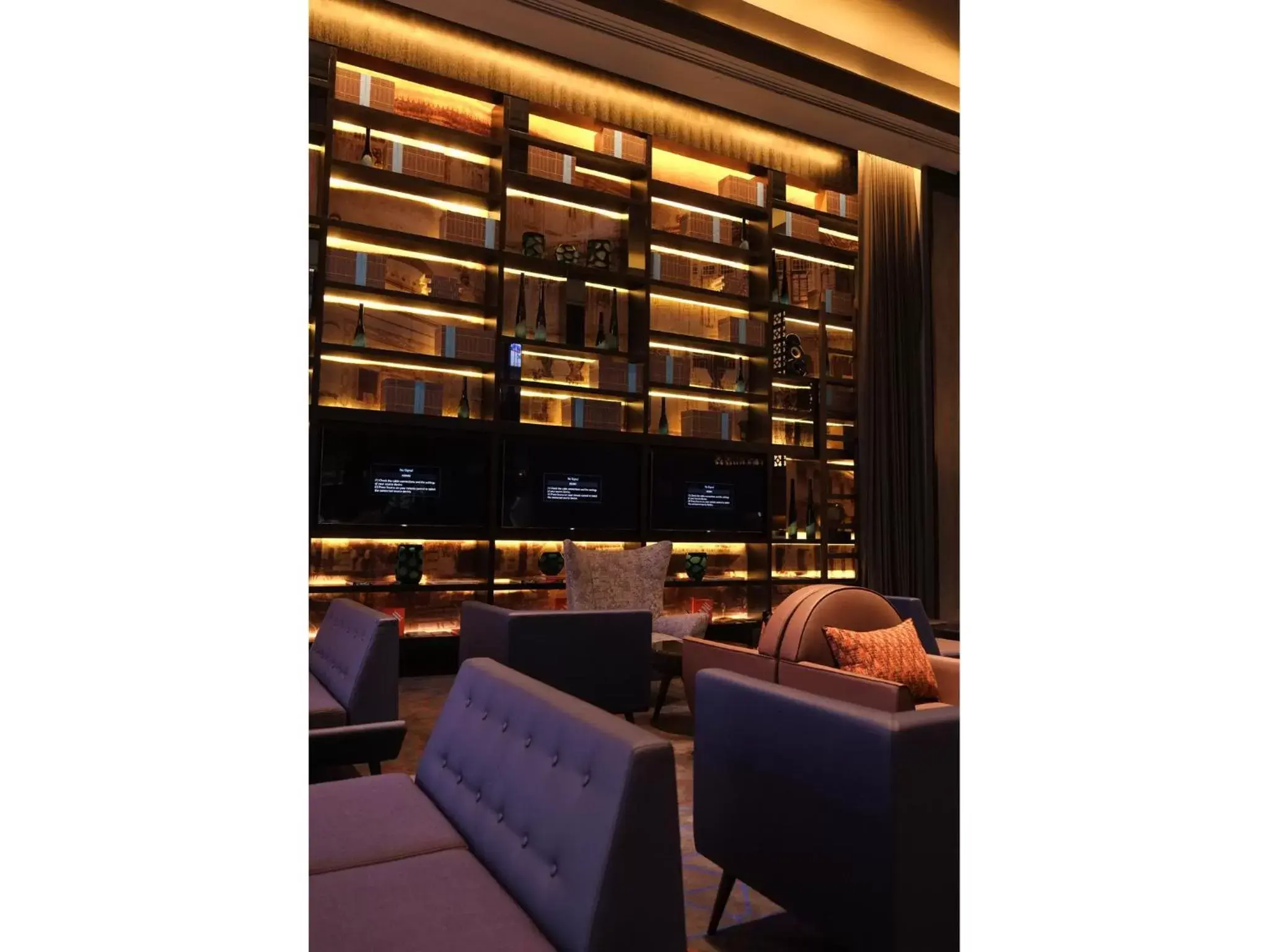 Lounge or bar in Rendezvous Hotel Singapore by Far East Hospitality