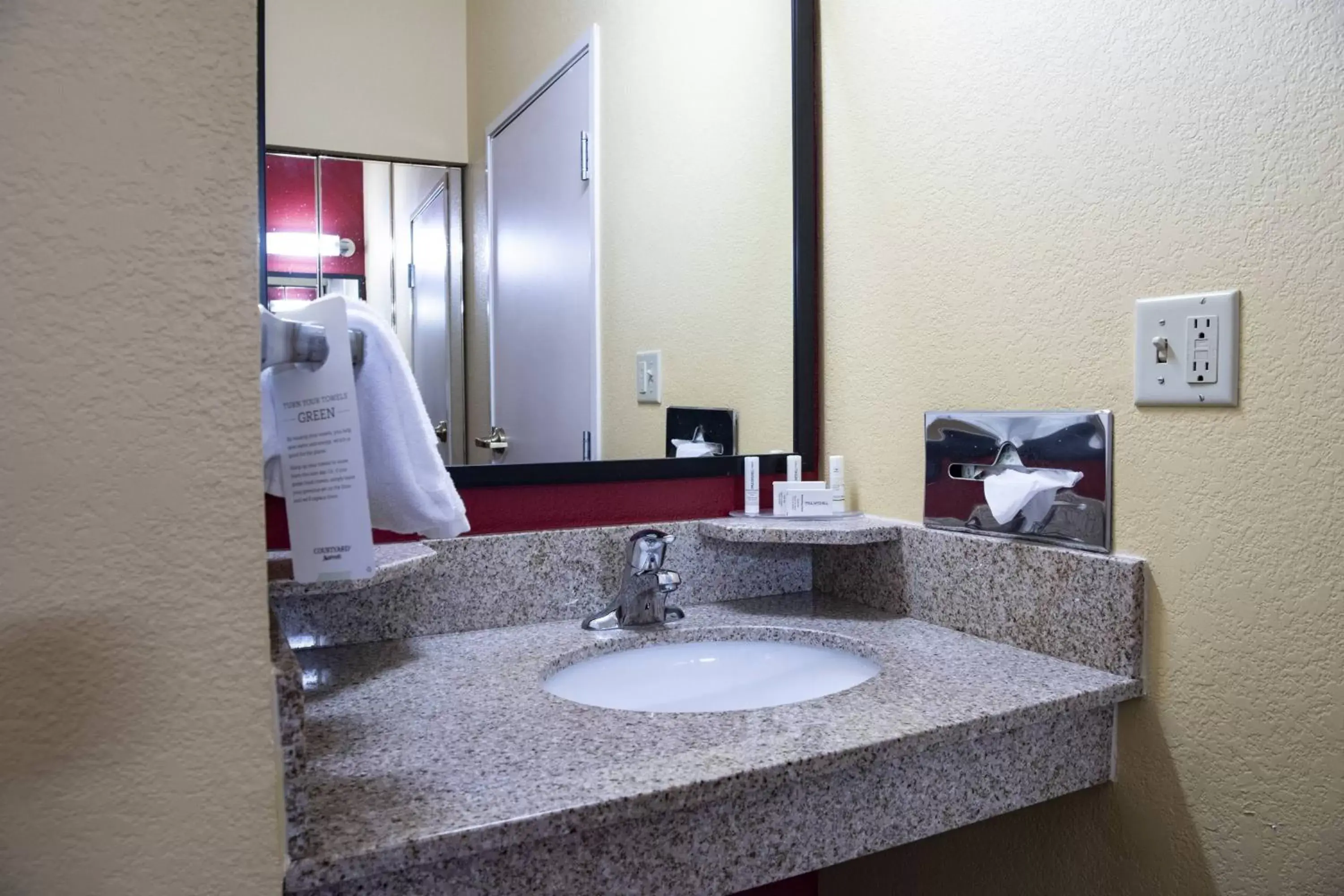 Bathroom in Courtyard Shreveport Airport