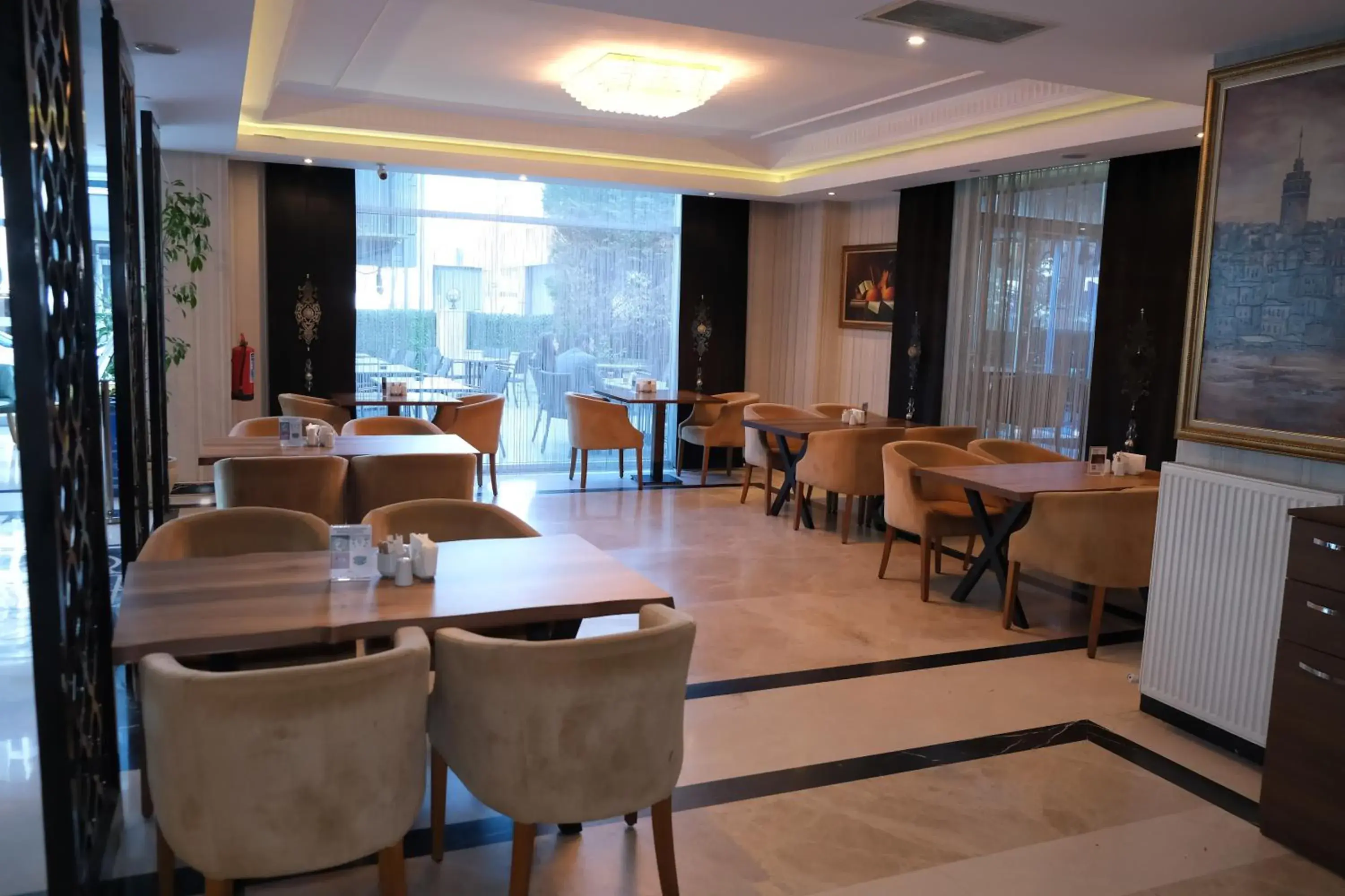Restaurant/Places to Eat in Asia City Hotel