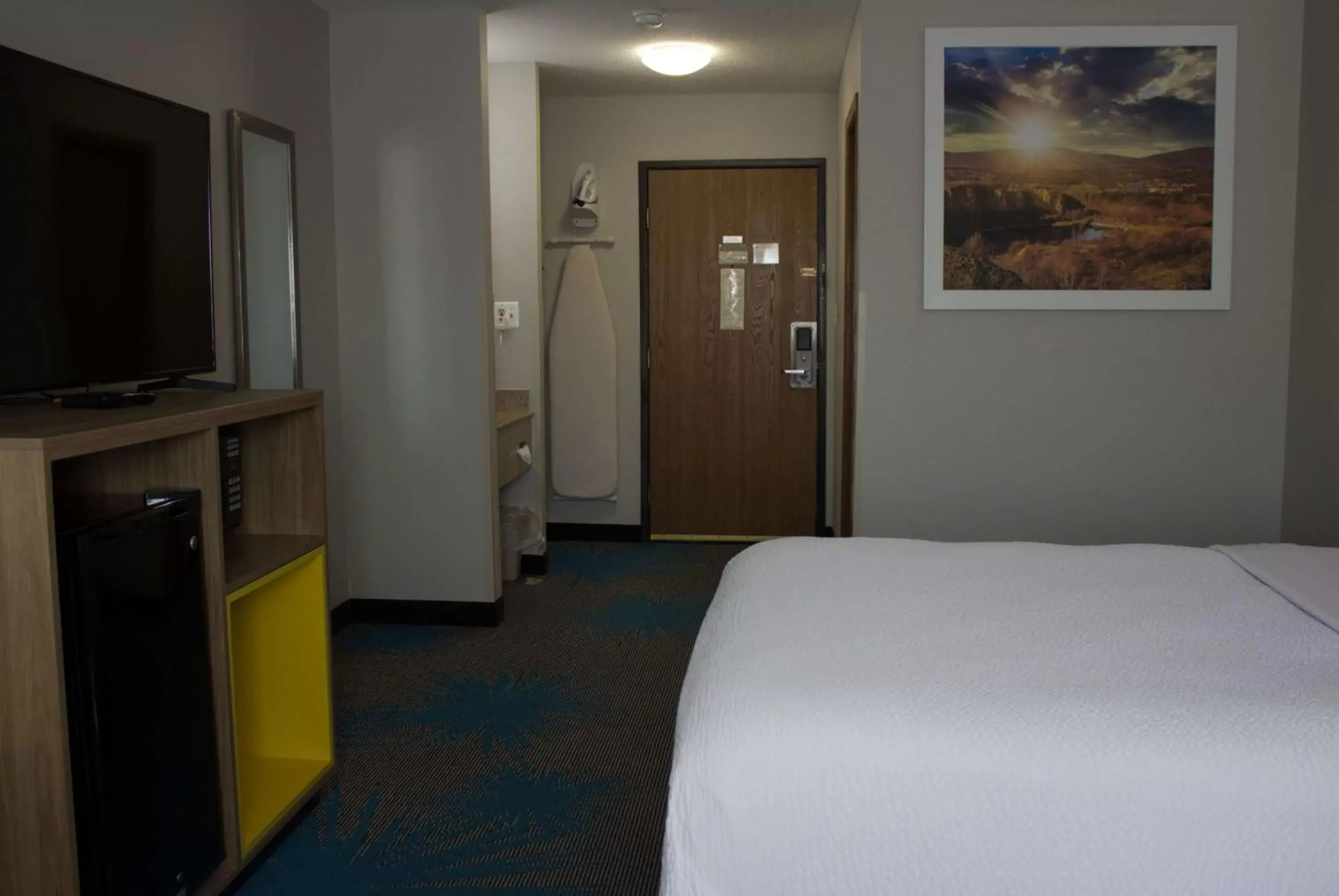 Photo of the whole room, Bed in Days Inn by Wyndham Colby