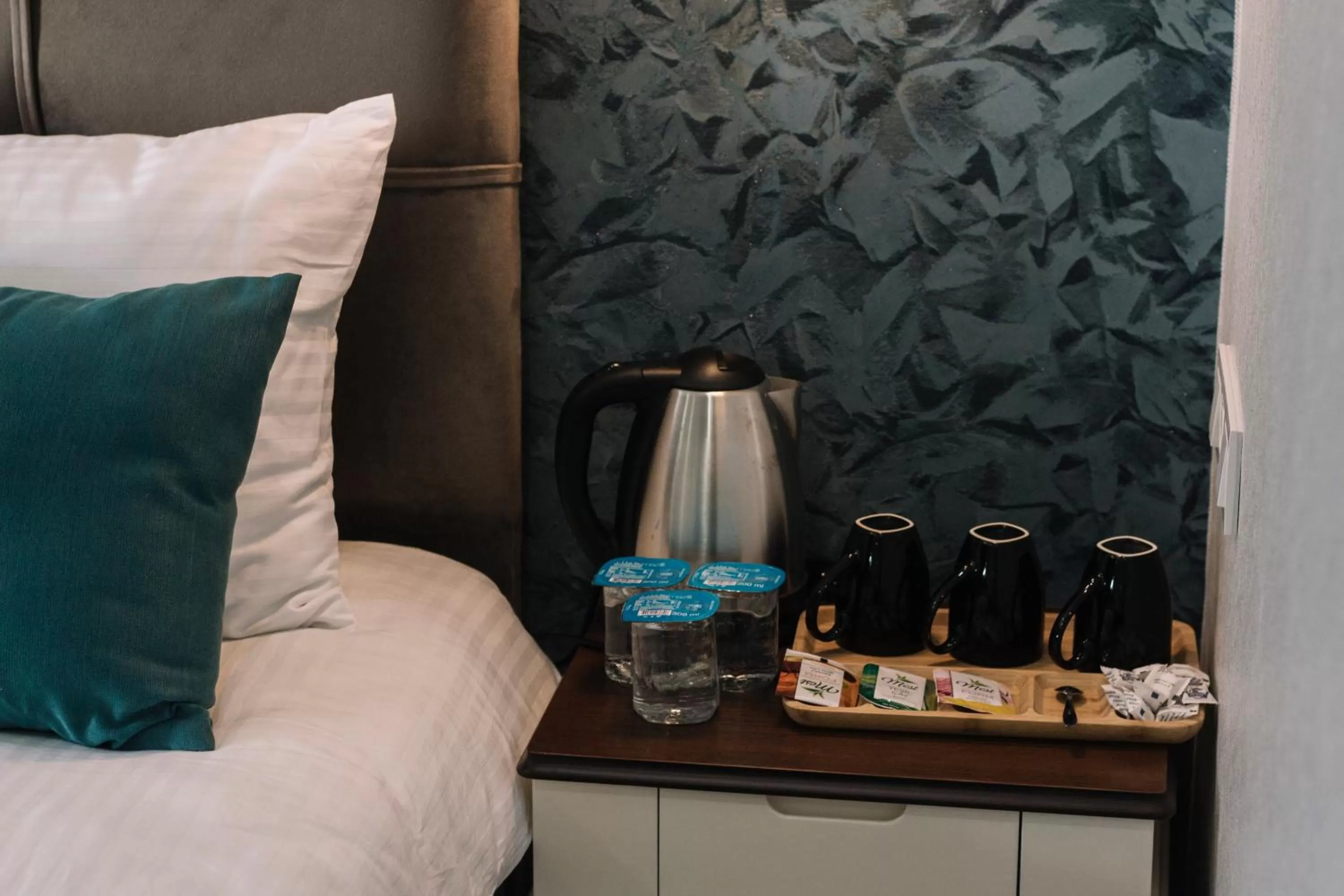 Drinks, Bed in Melrose Pansiyon