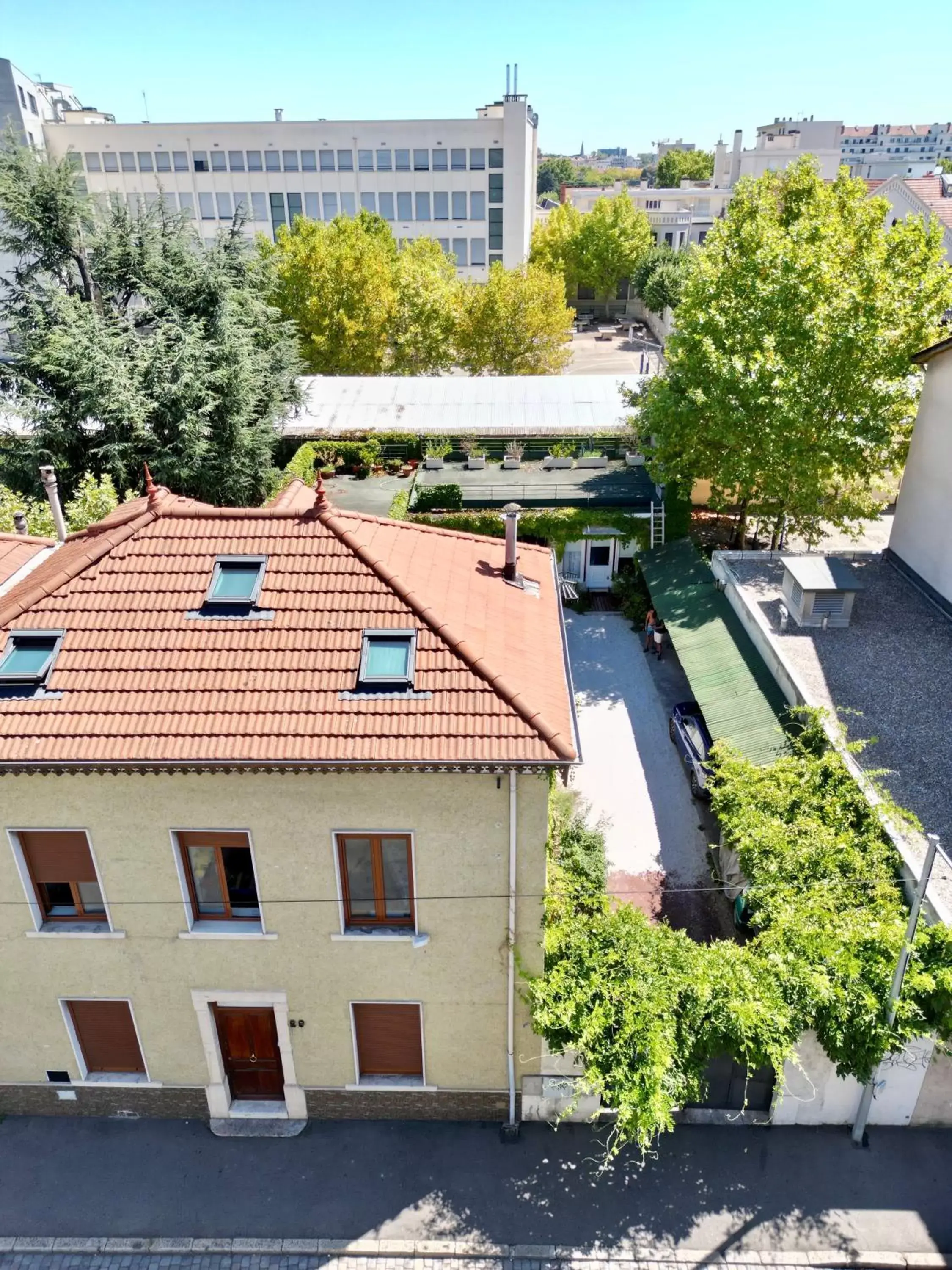 Property building, Bird's-eye View in B&B "Clos Feuillat"