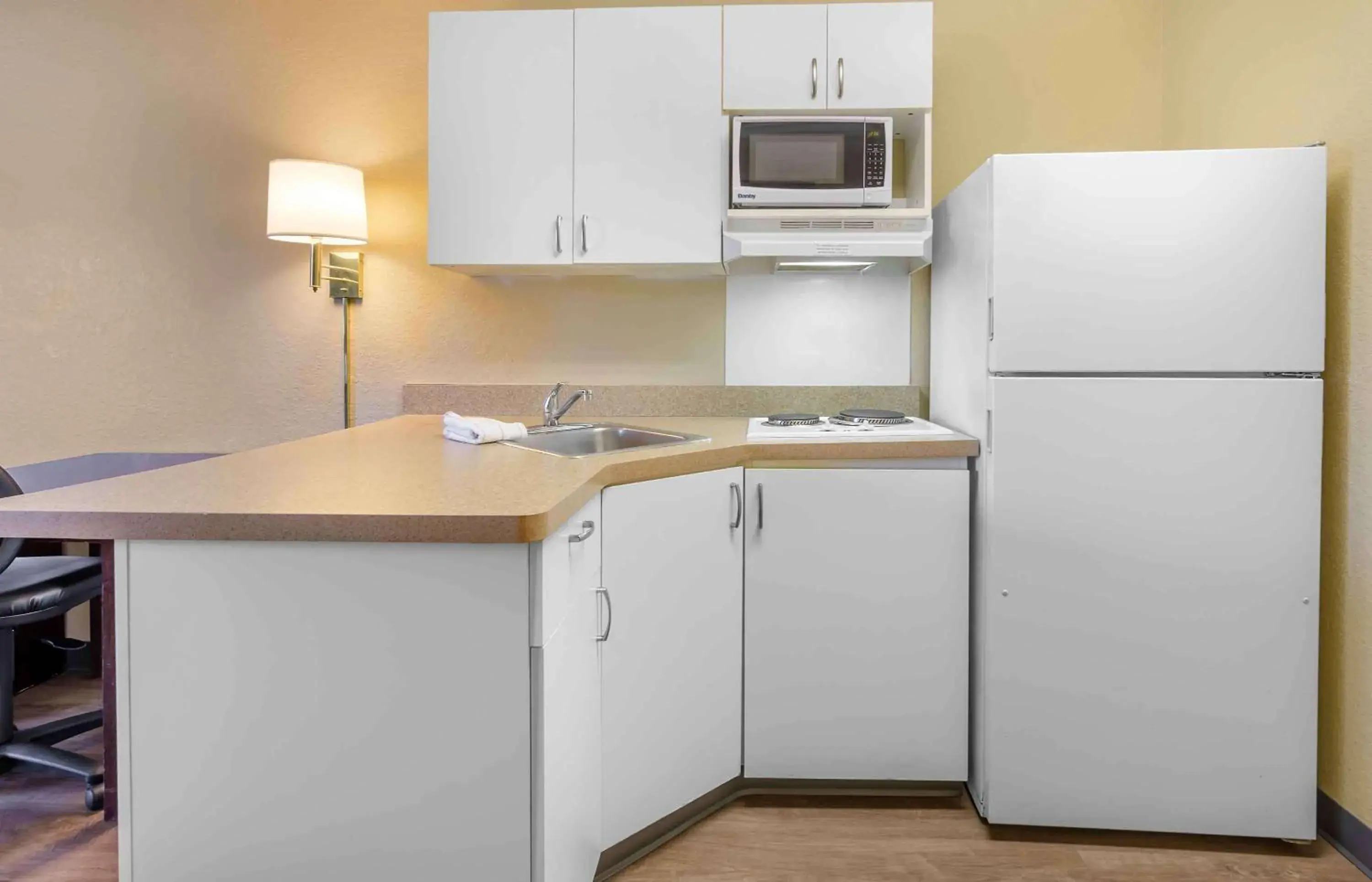 Bedroom, Kitchen/Kitchenette in Extended Stay America Select Suites - Roanoke - Airport