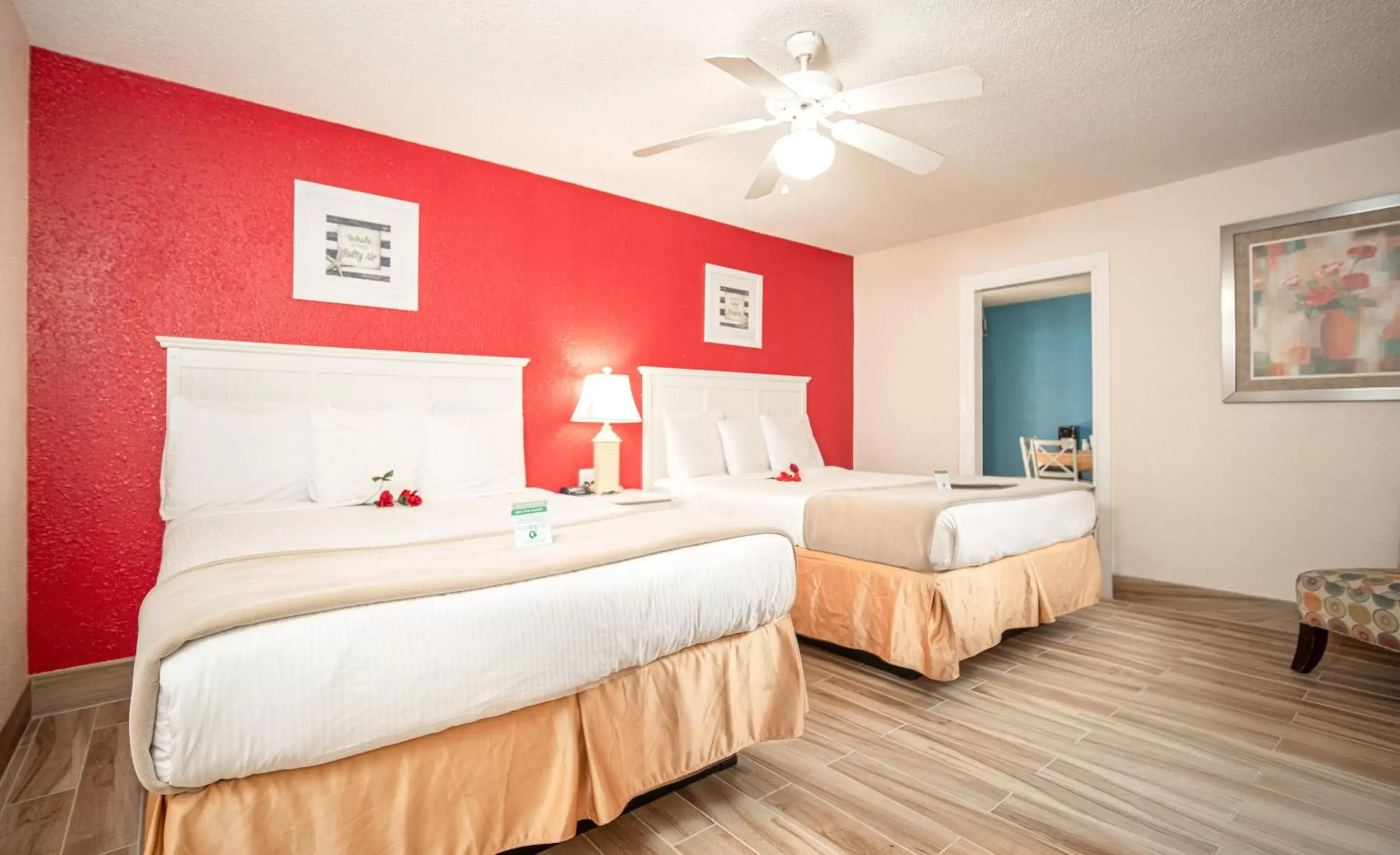Bed in Island Sun Inn & Suites - Venice, Florida Historic Downtown & Beach Getaway