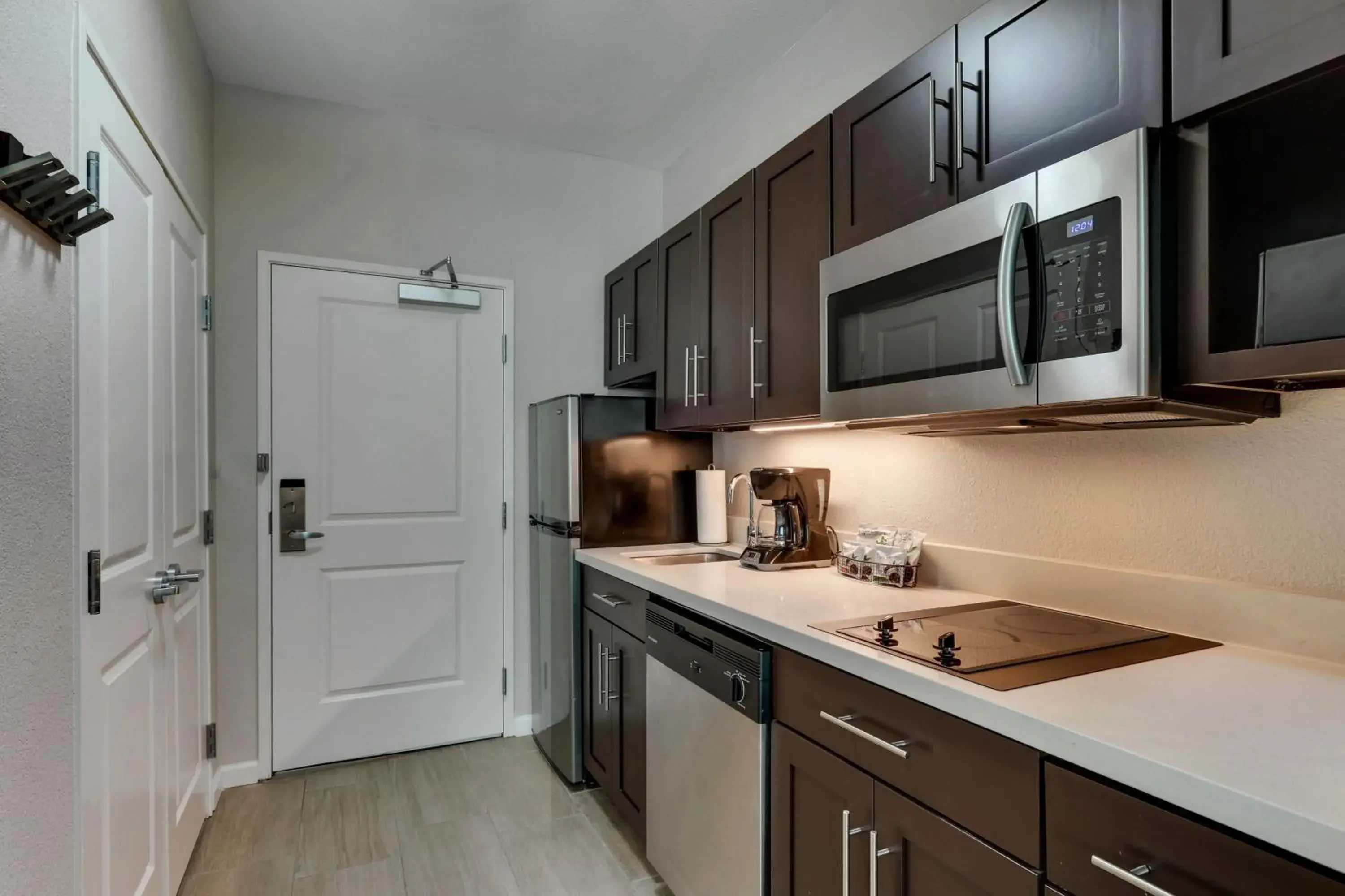Photo of the whole room, Kitchen/Kitchenette in TownePlace Suites by Marriott Houston I-10 East