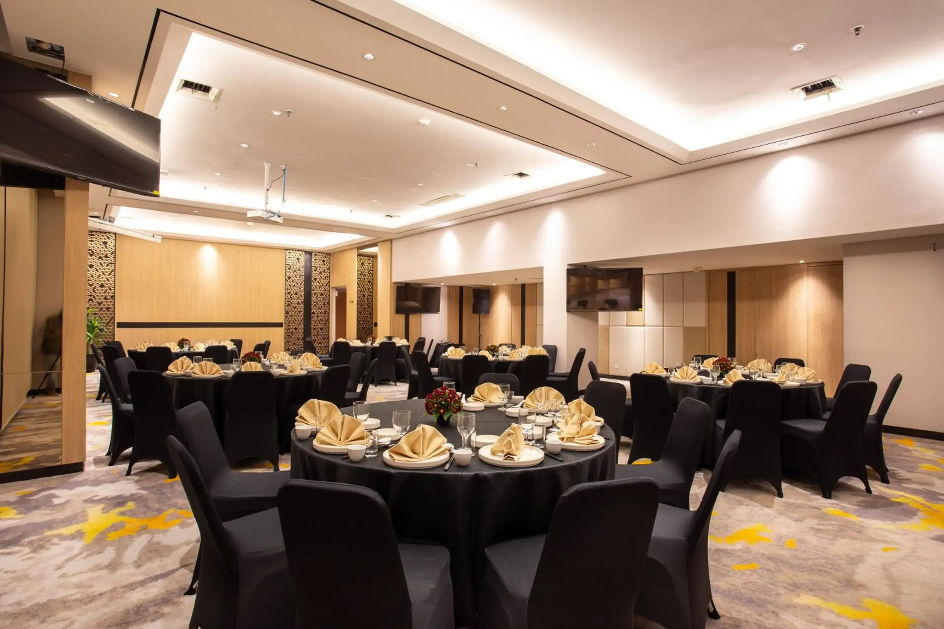 Meeting/conference room, Restaurant/Places to Eat in HARRIS Hotel & Conventions Gubeng