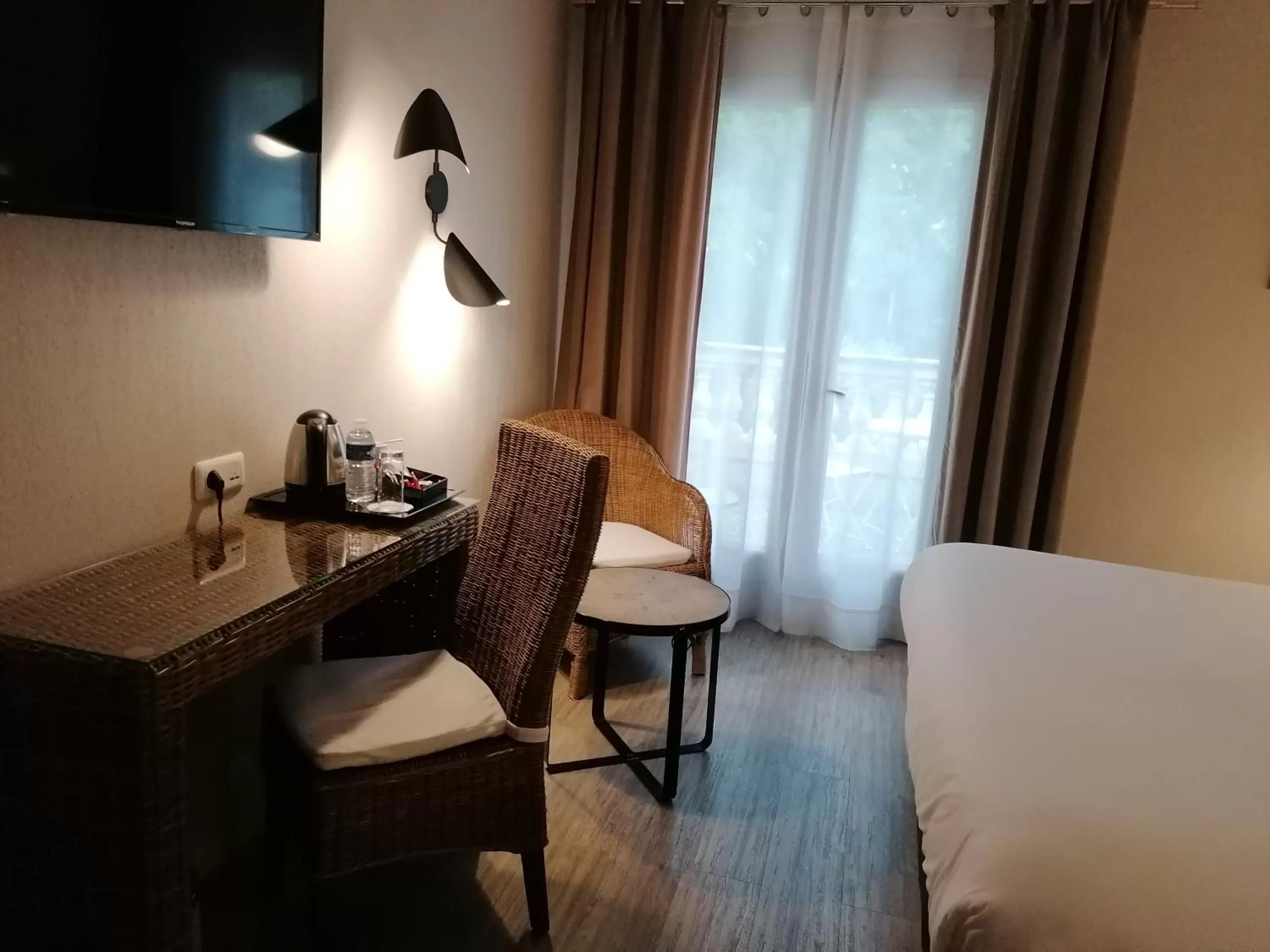 Bed in Best Western L'Orangerie