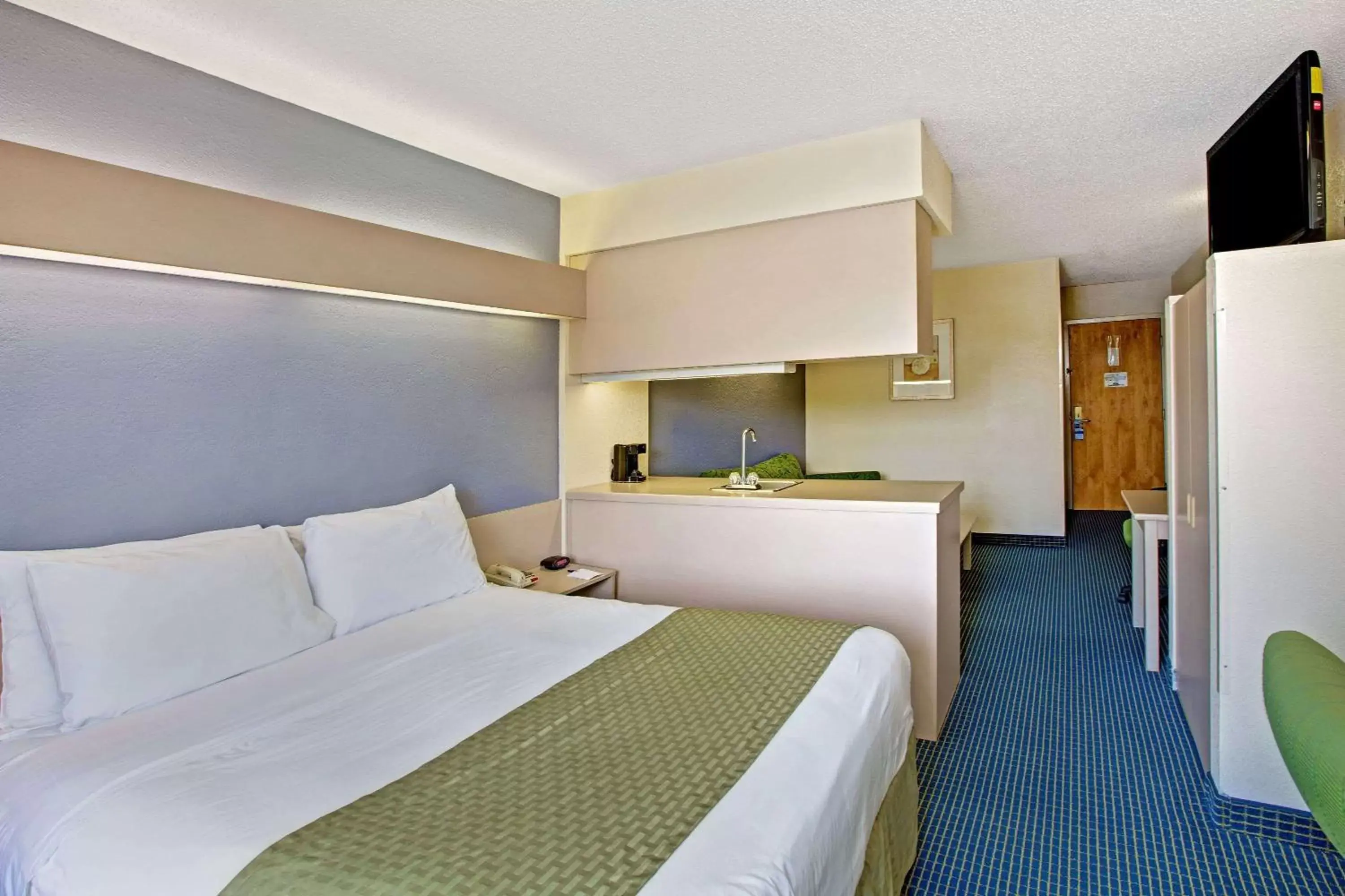 Photo of the whole room, Kitchen/Kitchenette in Microtel Inn & Suites by Wyndham Statesville