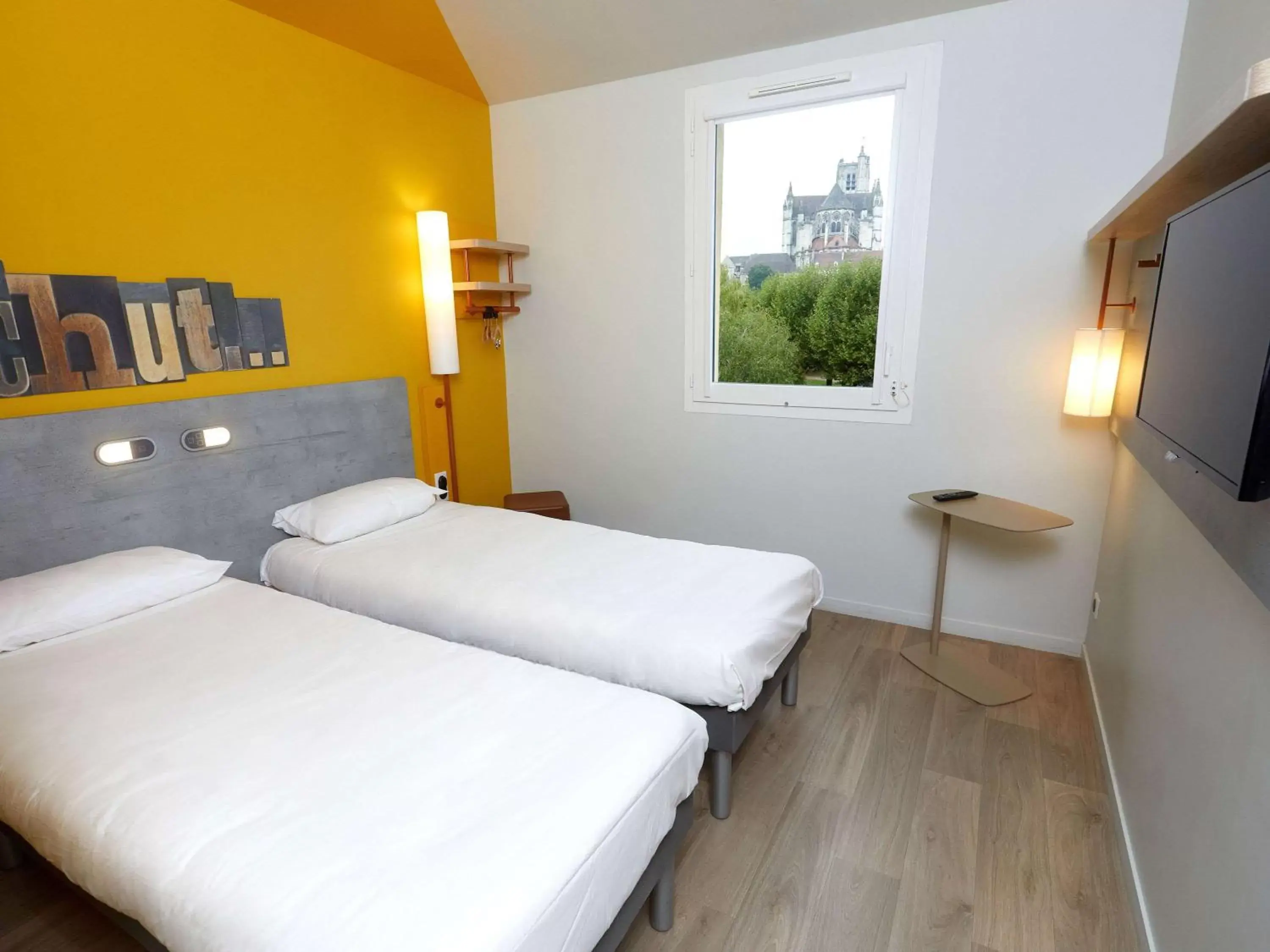 Photo of the whole room, Bed in ibis budget Auxerre Centre