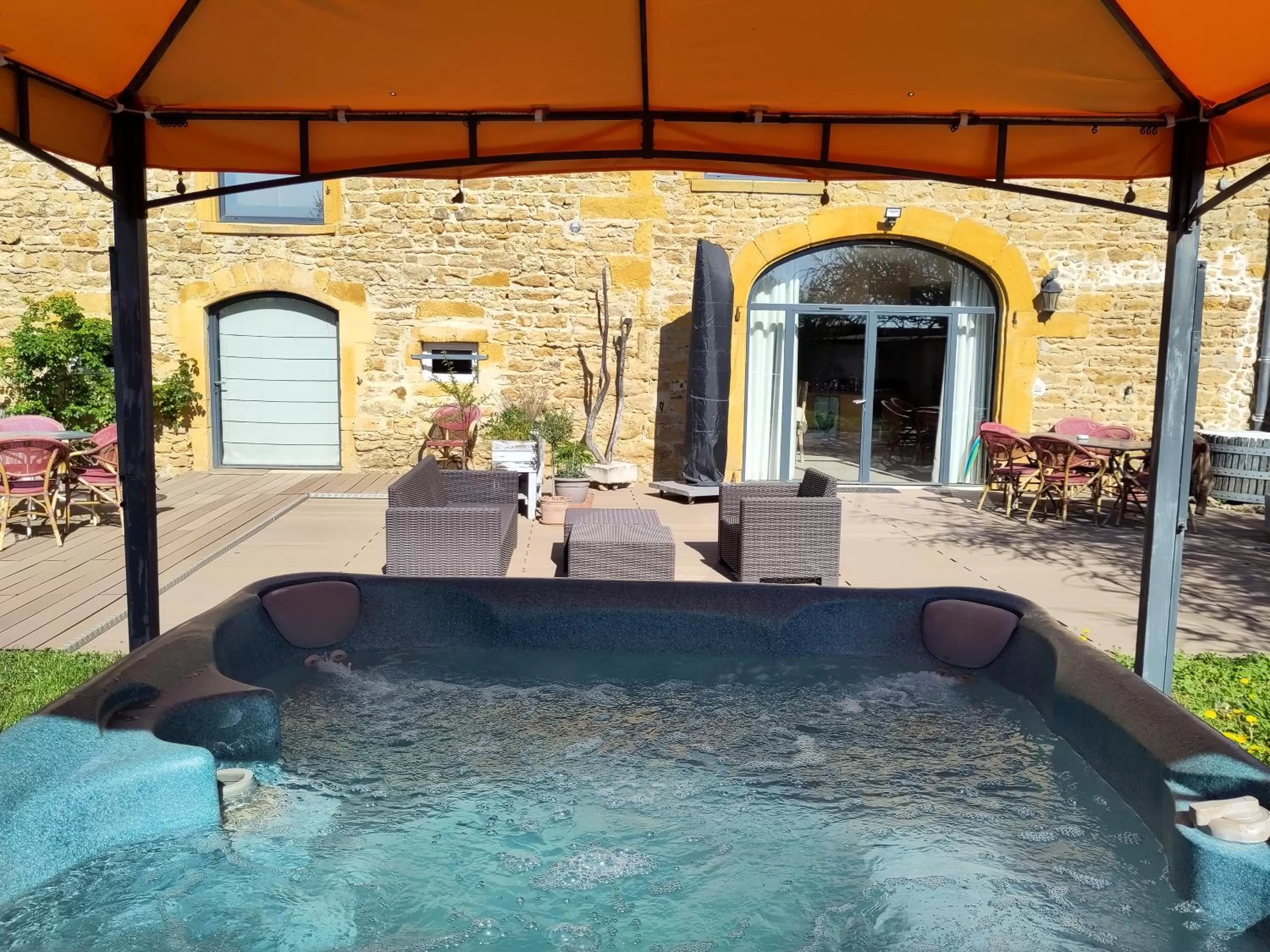 Hot Tub in Le Clos du Cher en Beaujolais