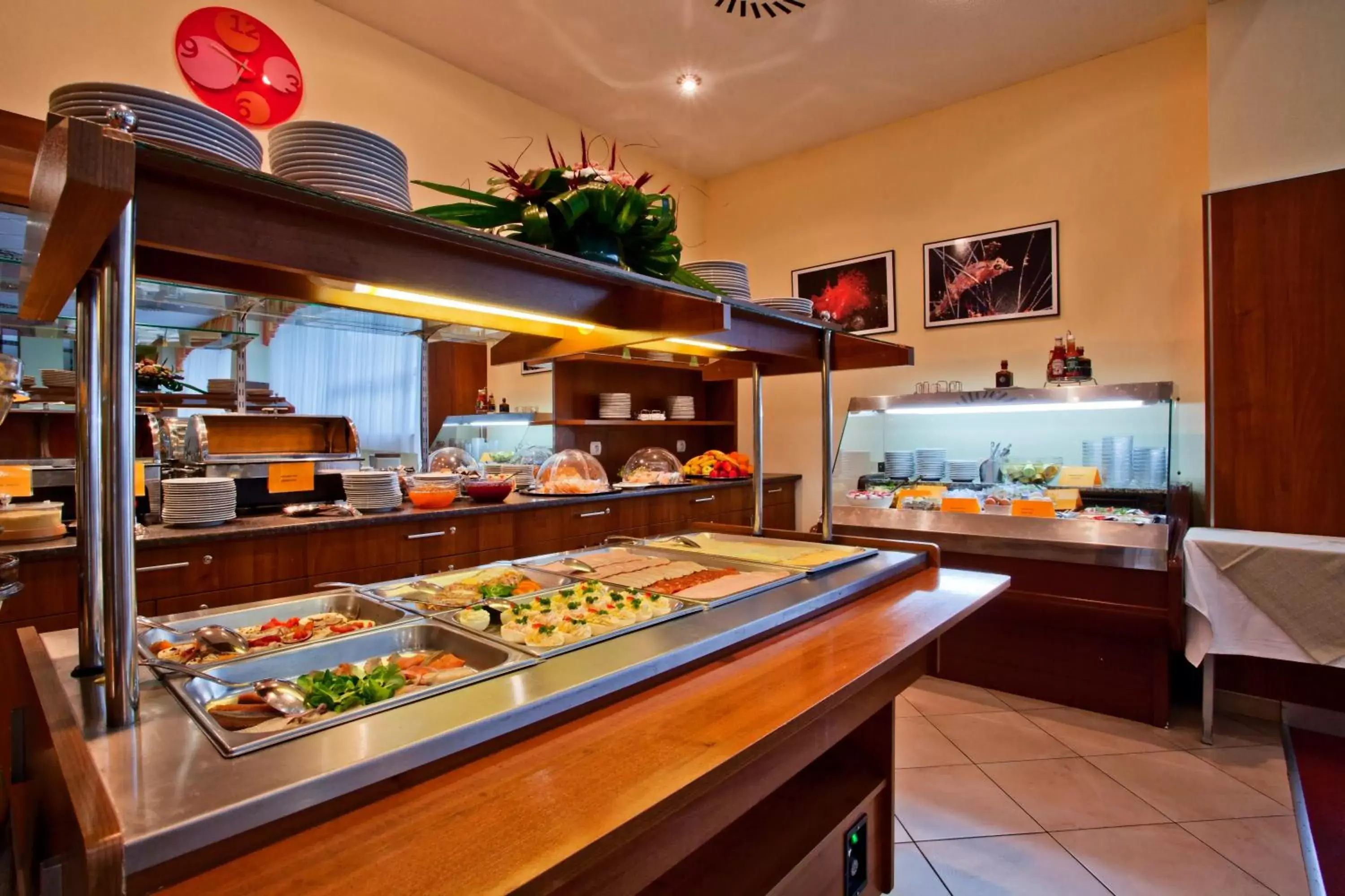 Restaurant/places to eat in Avanti Hotel