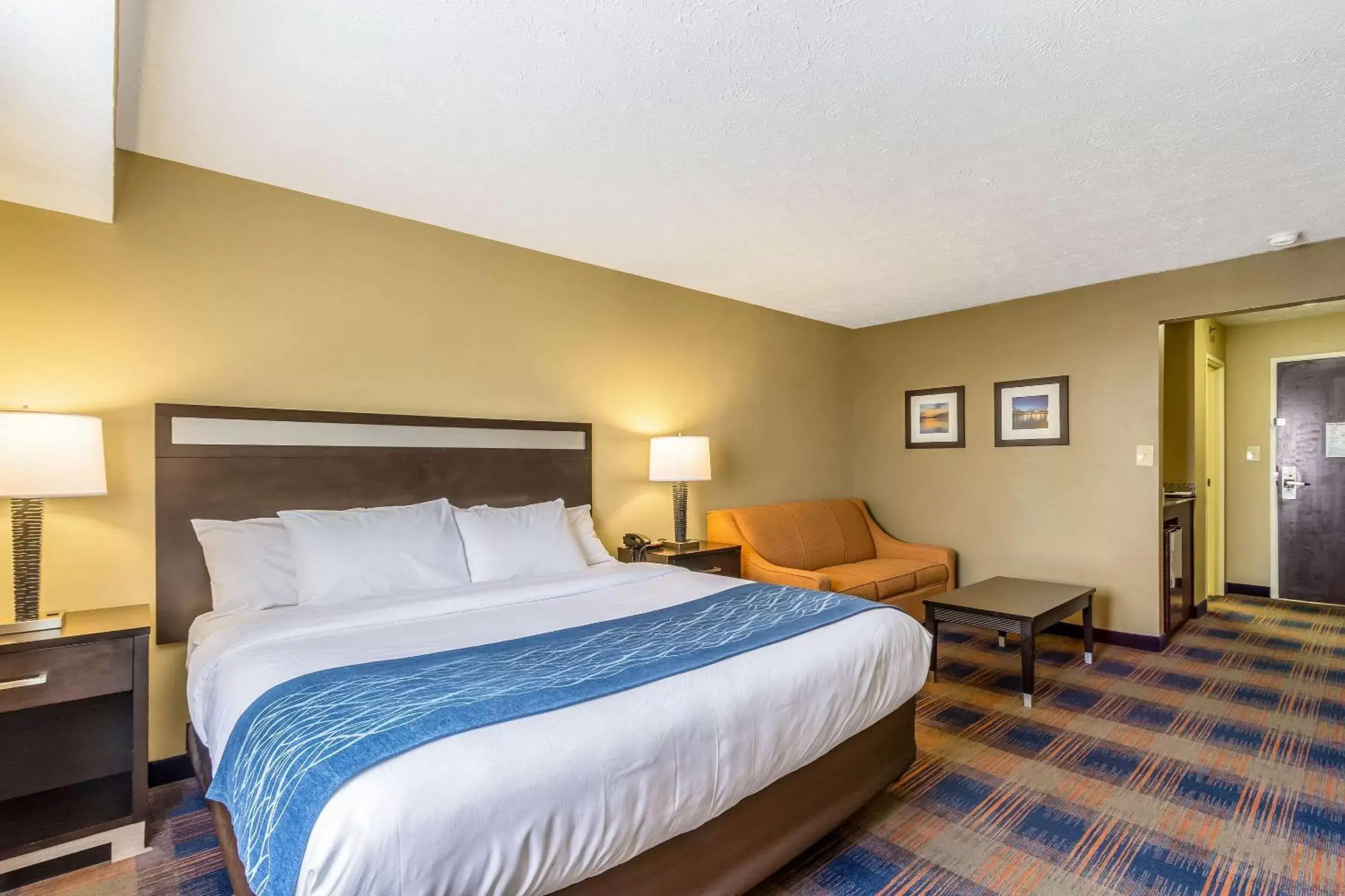 Photo of the whole room, Bed in Comfort Inn Independence