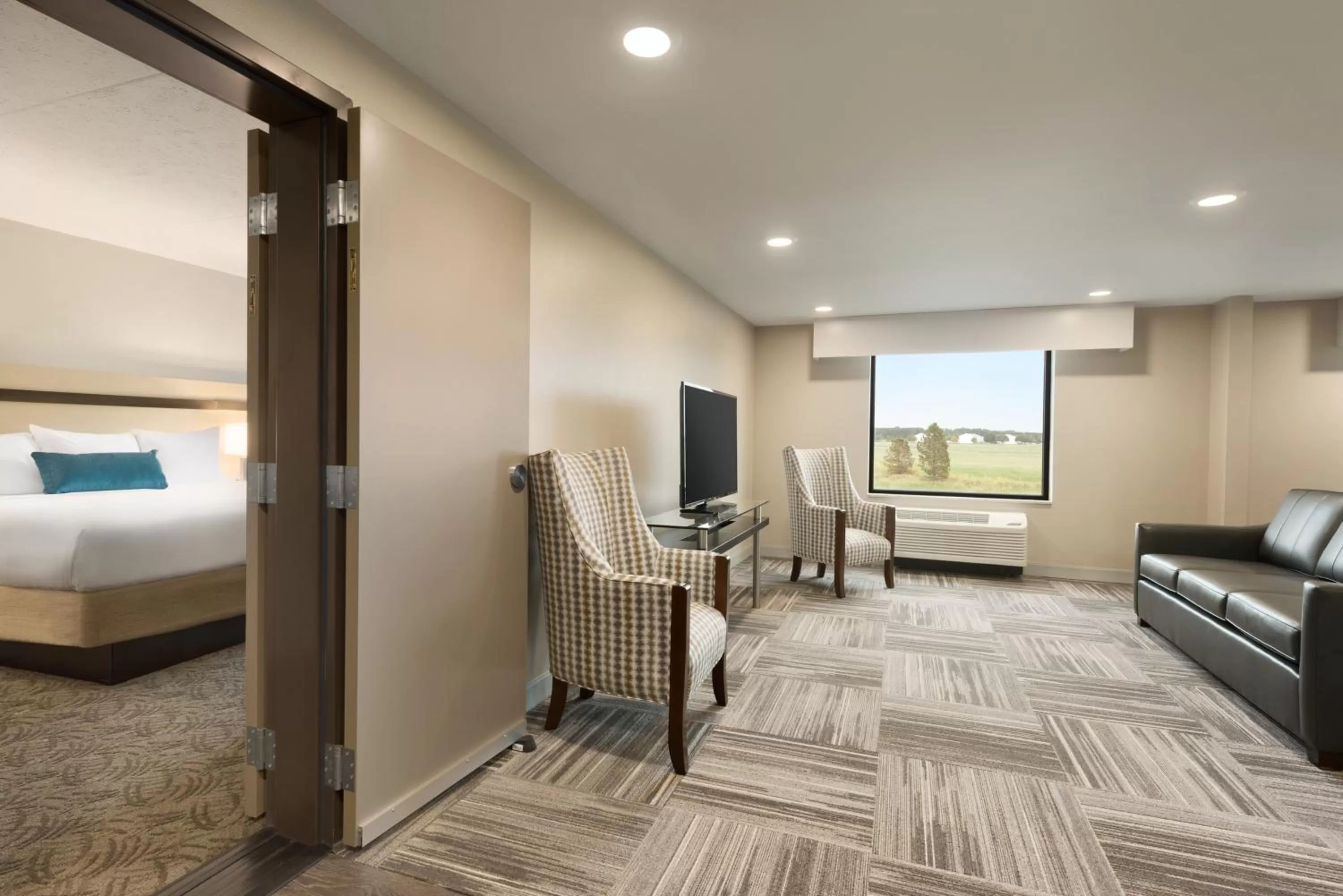 TV and multimedia, Bed in Holiday Inn - Bloomington - Normal by IHG