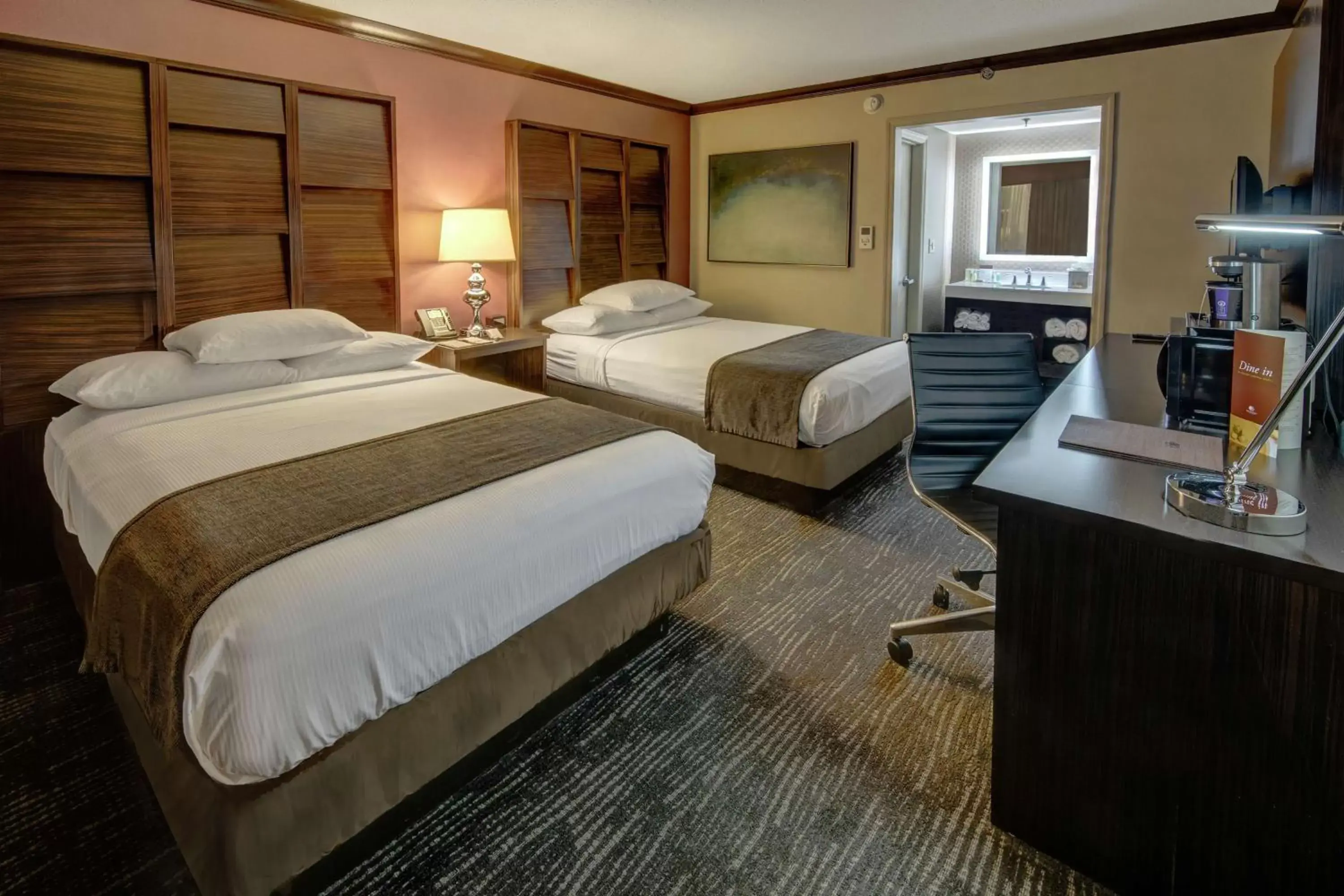Bedroom, Bed in DoubleTree by Hilton Decatur Riverfront