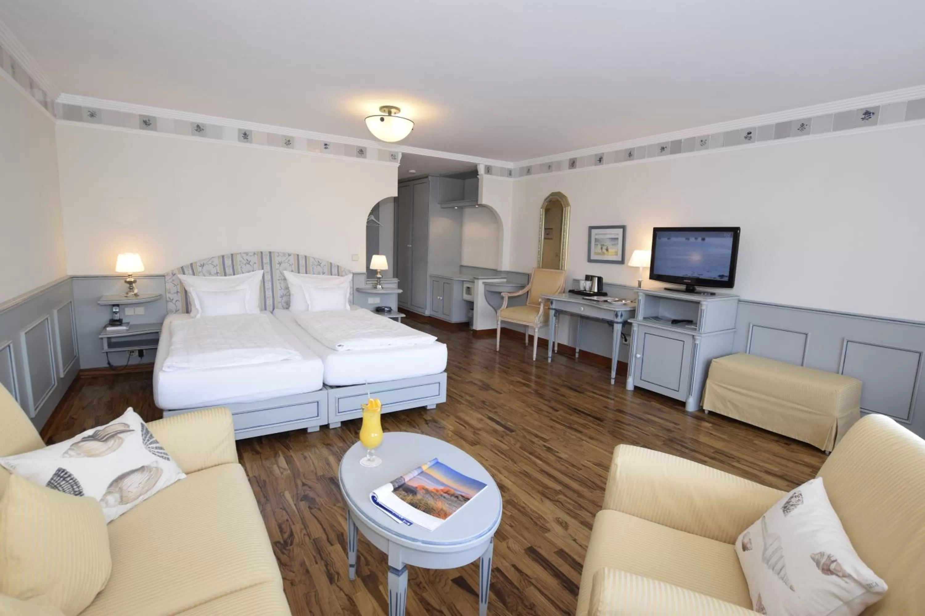 Seating area, Bed in Hotel Wiking Sylt