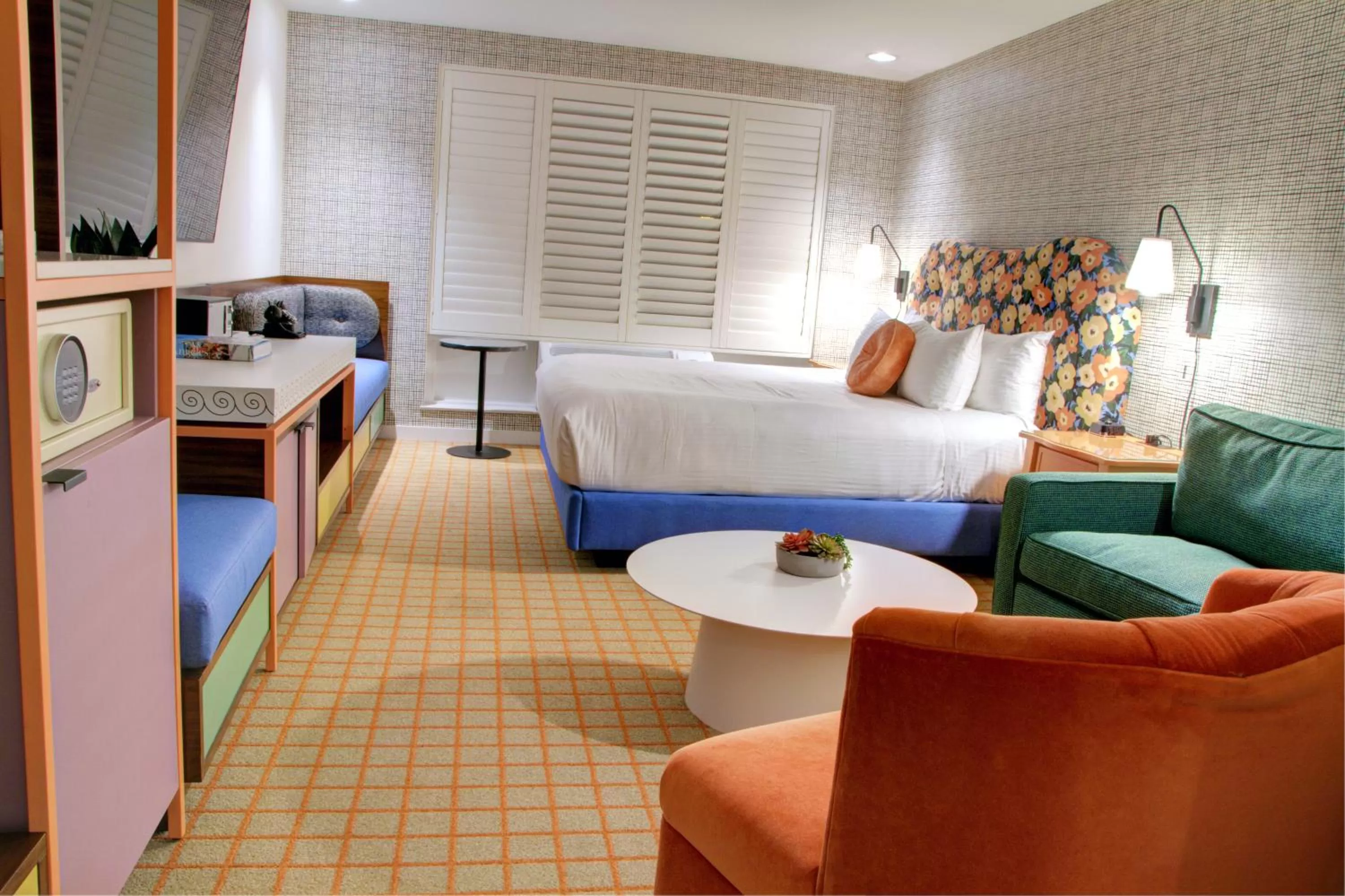 Communal lounge/ TV room, Bed in The Hollywood Franklin Hotel near Universal Studios