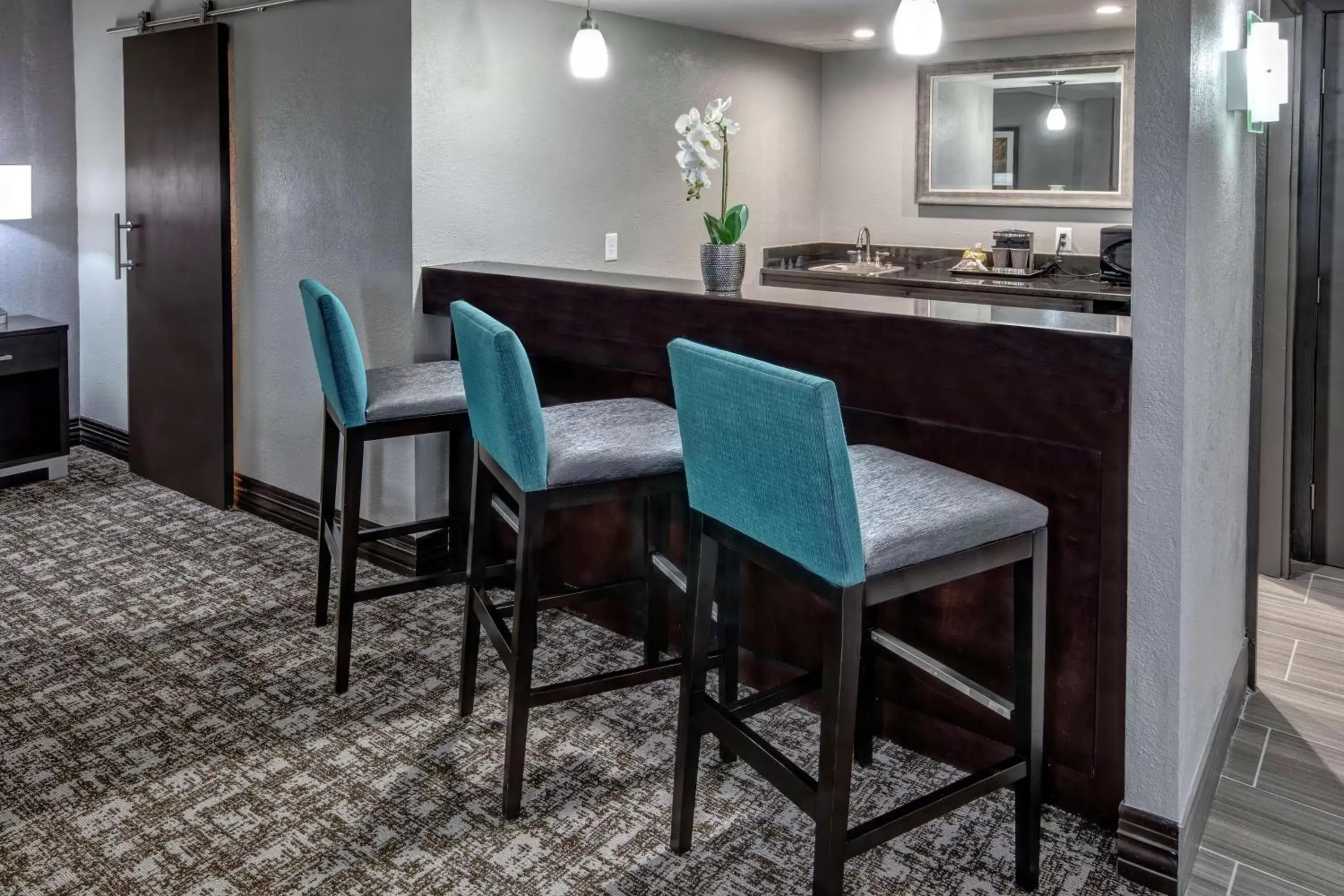 Living room, Dining Area in DoubleTree by Hilton Jackson