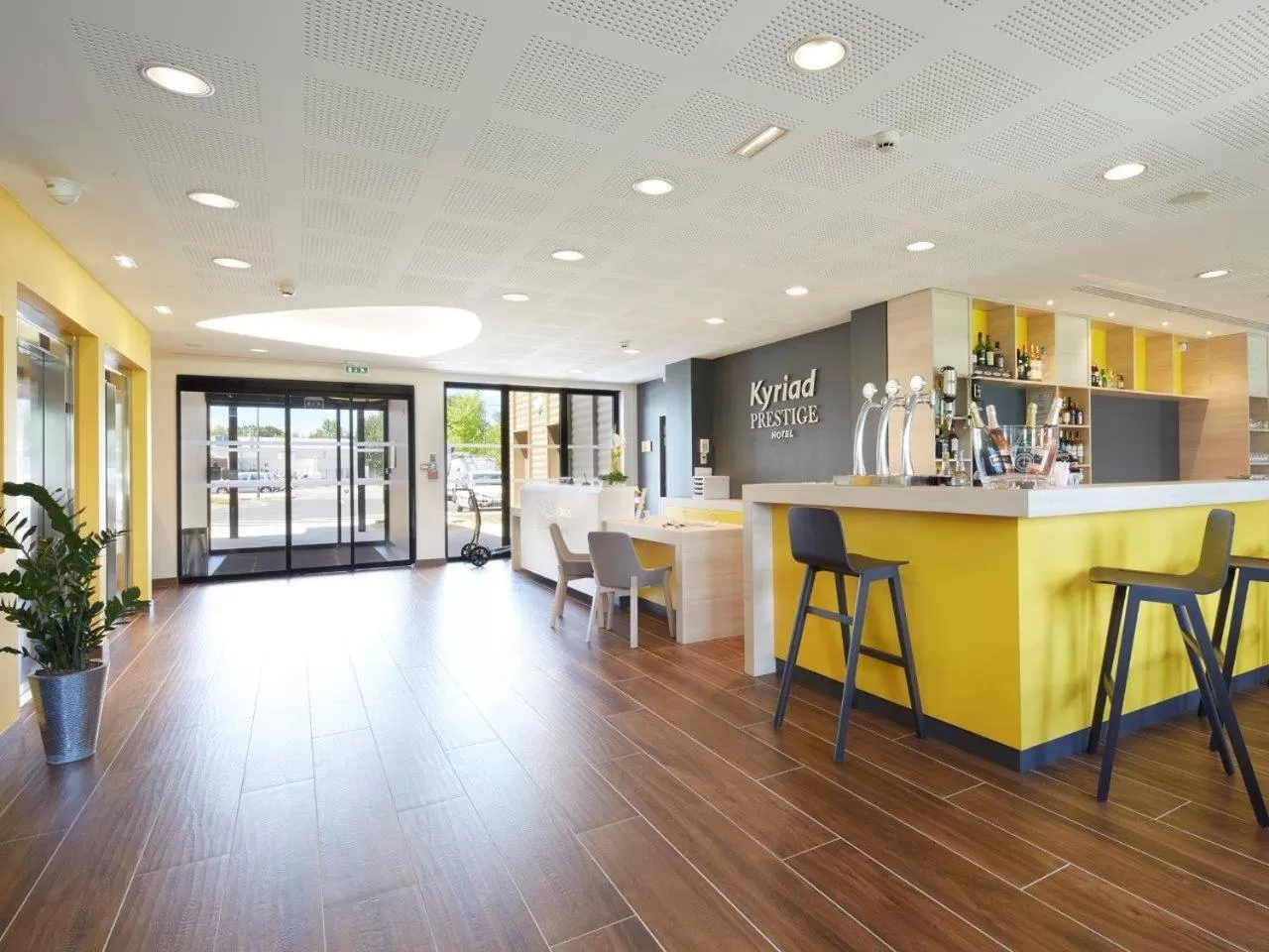 Lounge or bar in Kyriad Prestige Pau – Palais des Sports