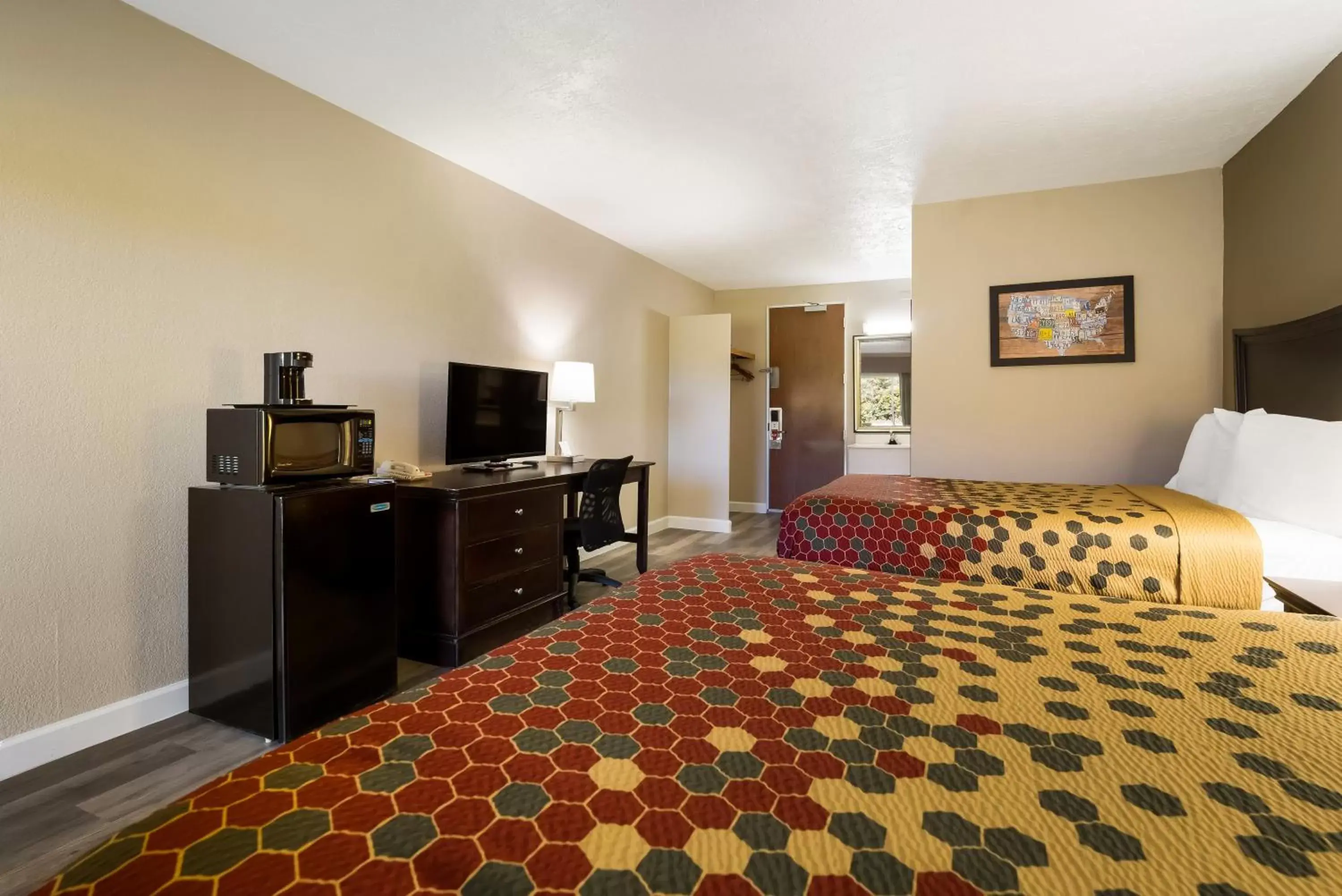 Photo of the whole room, Bed in Econo Lodge - Perry National Fair Ground Area