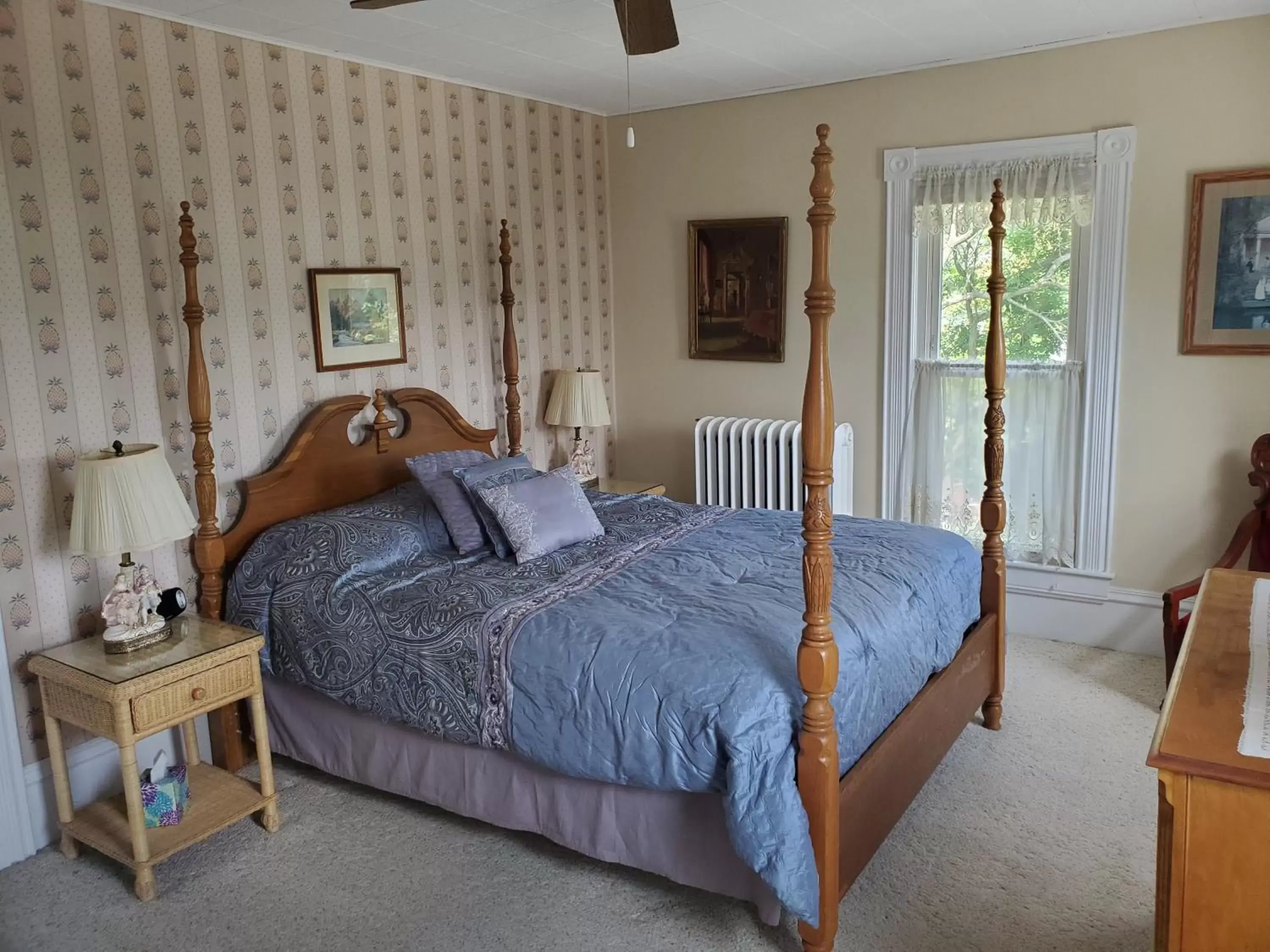 Bedroom, Bed in Hudson Manor Bed & Breakfast