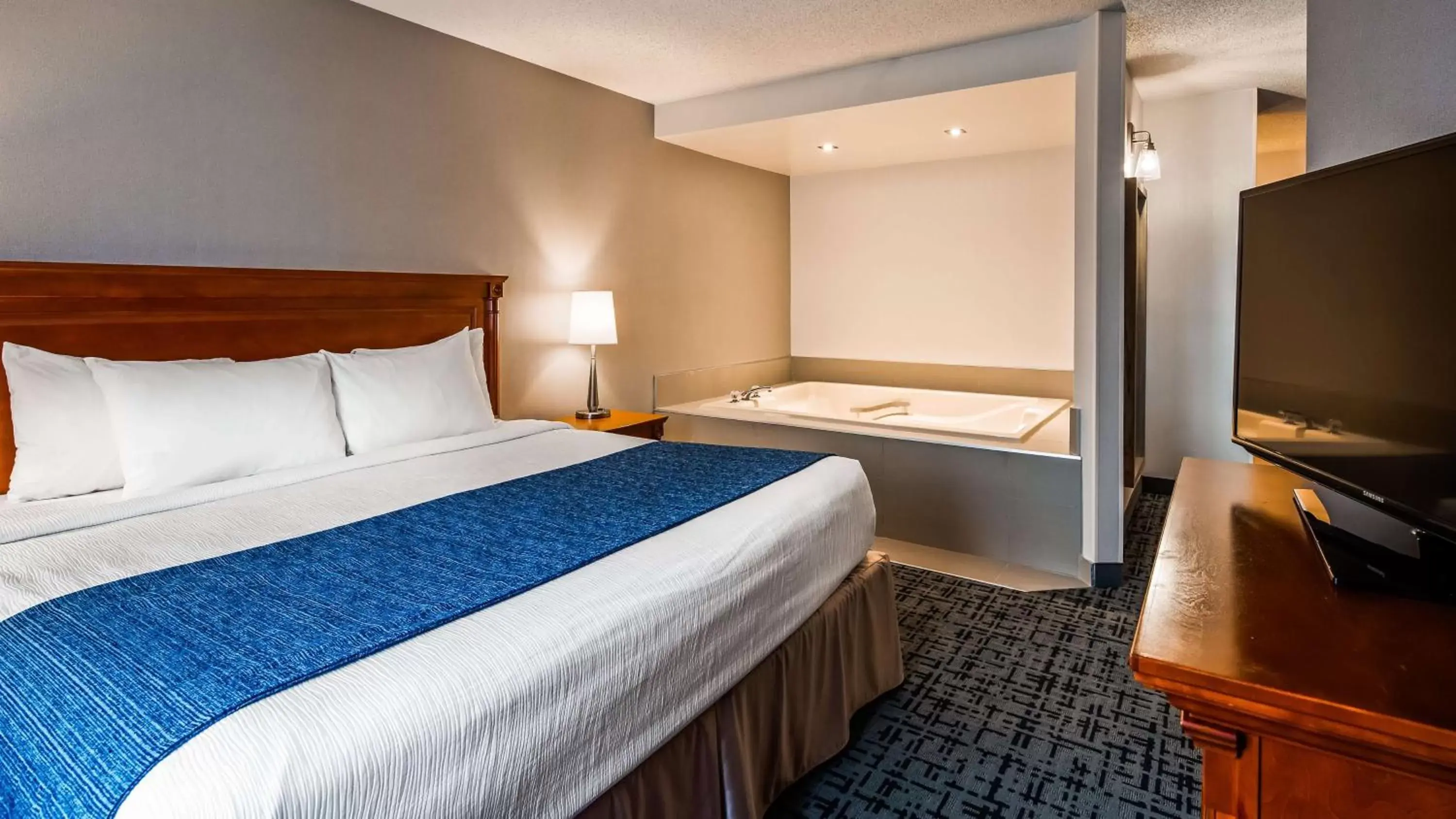 Photo of the whole room, Bed in Best Western Hotel Brossard