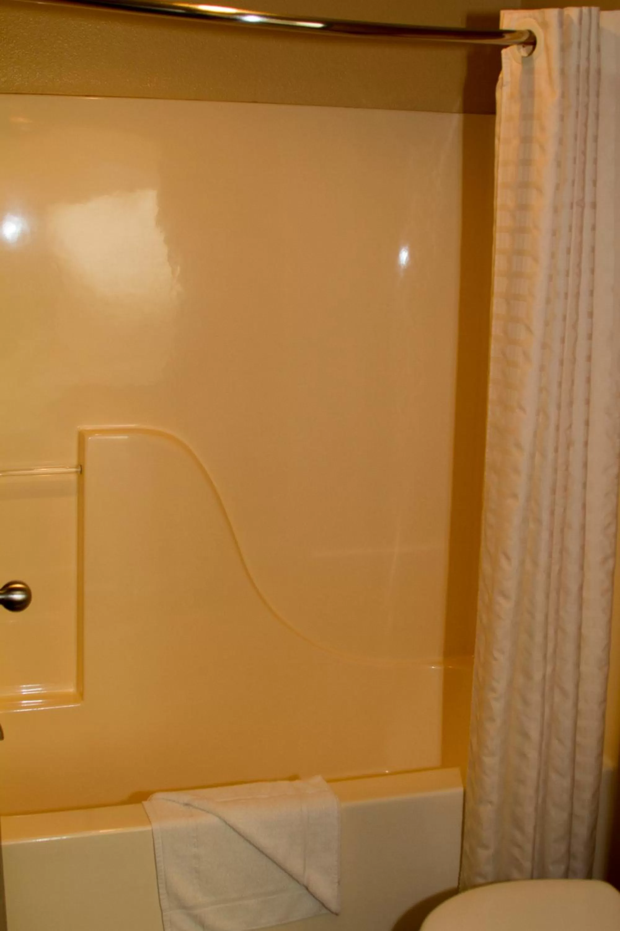 Bath in Cottonwood Inn & Suites