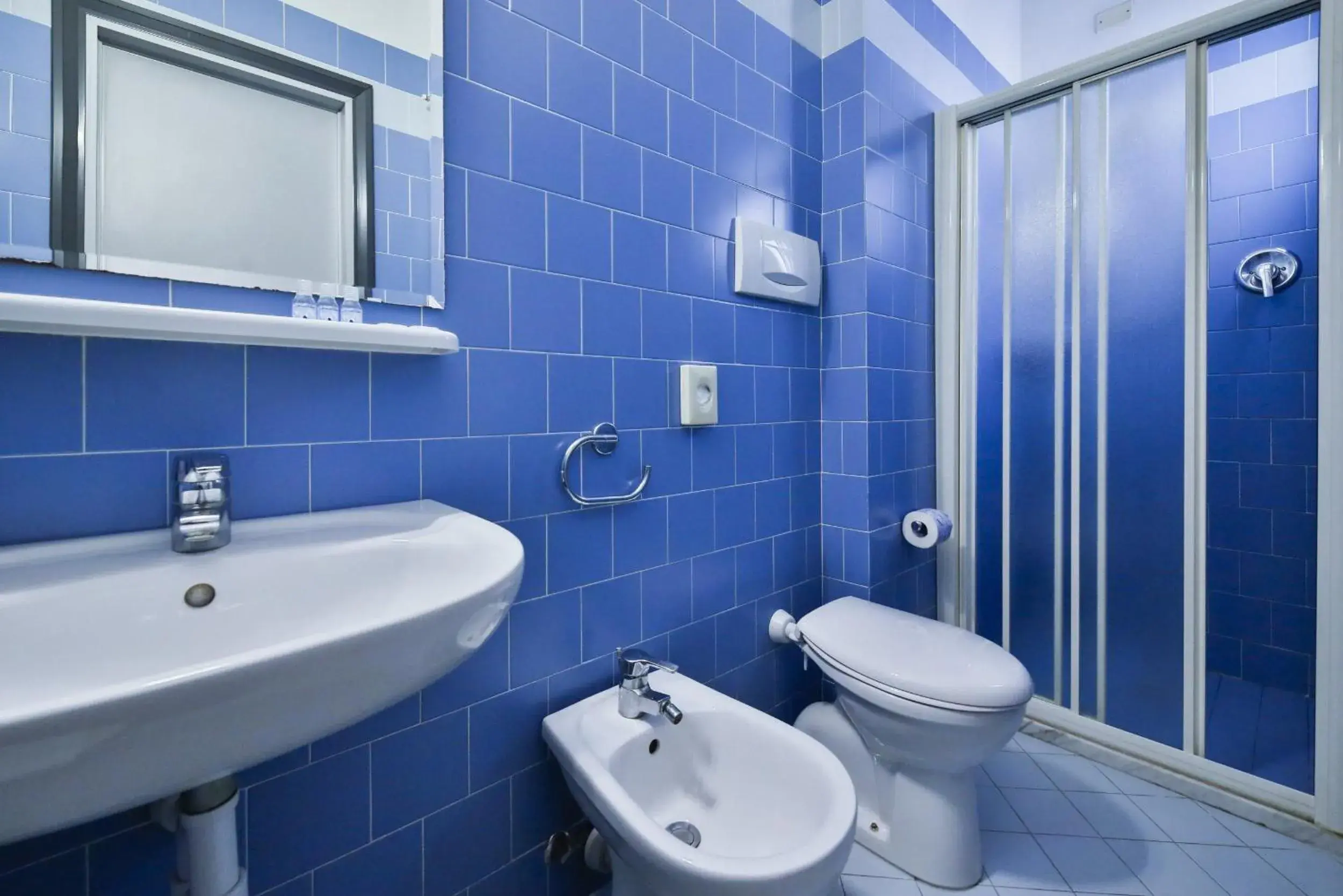 Shower, Bathroom in Hotel Sunset