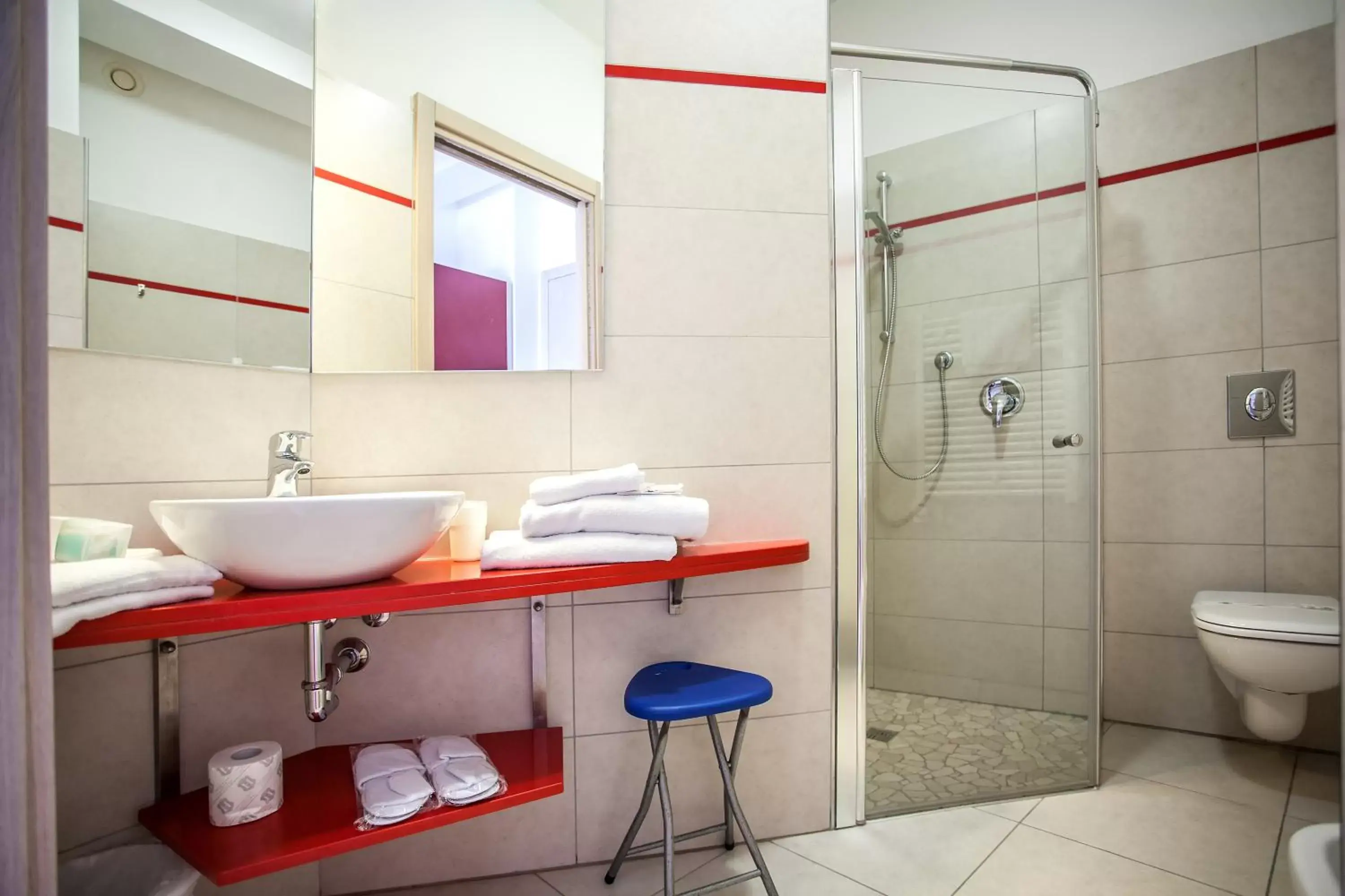 Shower, Bathroom in Hotel Oceanomare