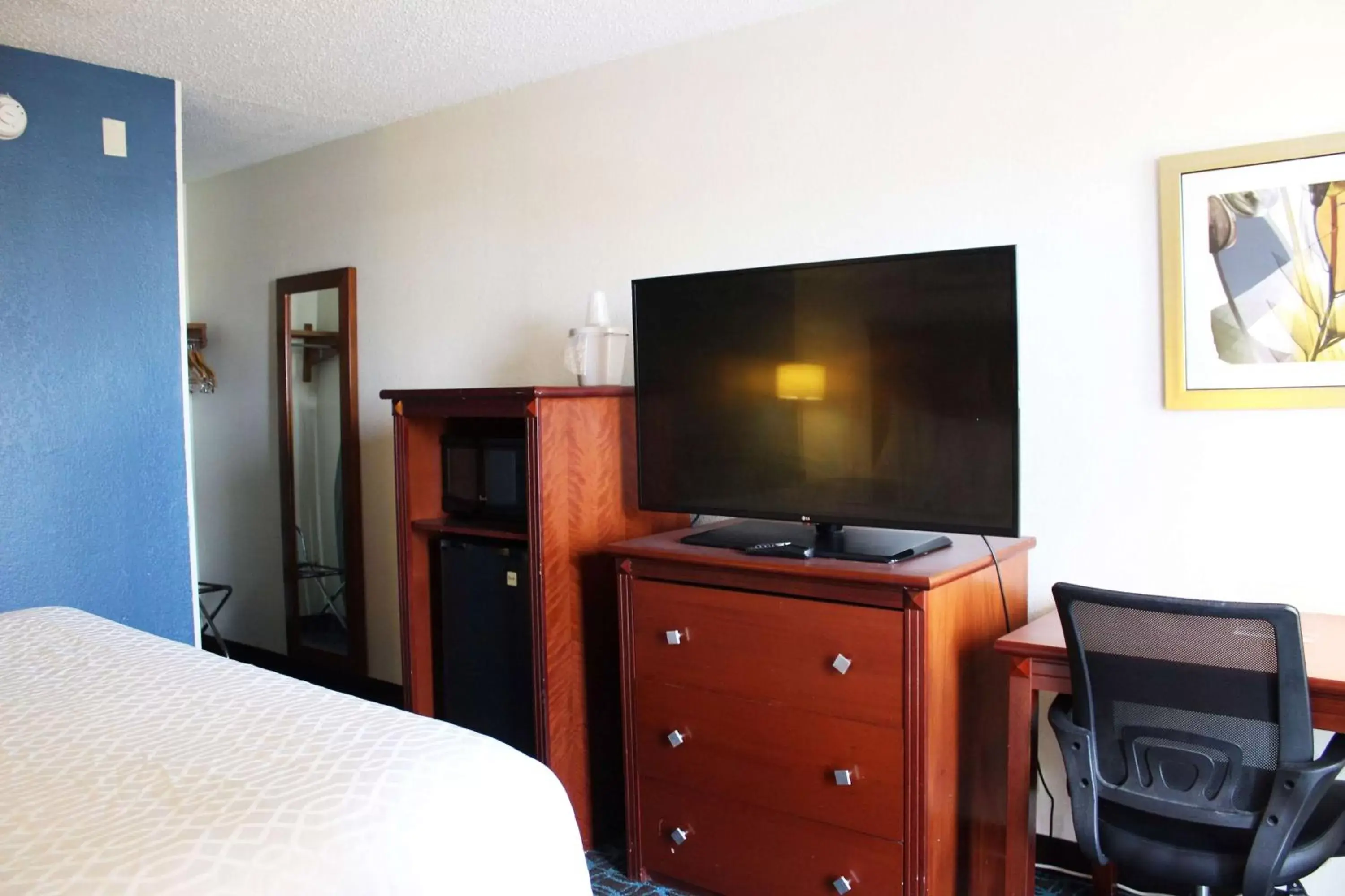 Photo of the whole room, TV/Entertainment Center in Baymont by Wyndham Dayton North