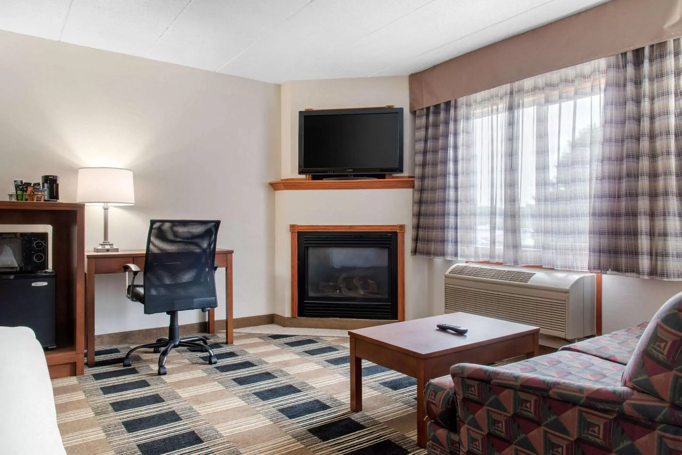 Bedroom, TV/Entertainment Center in Quality Inn near Medical Center