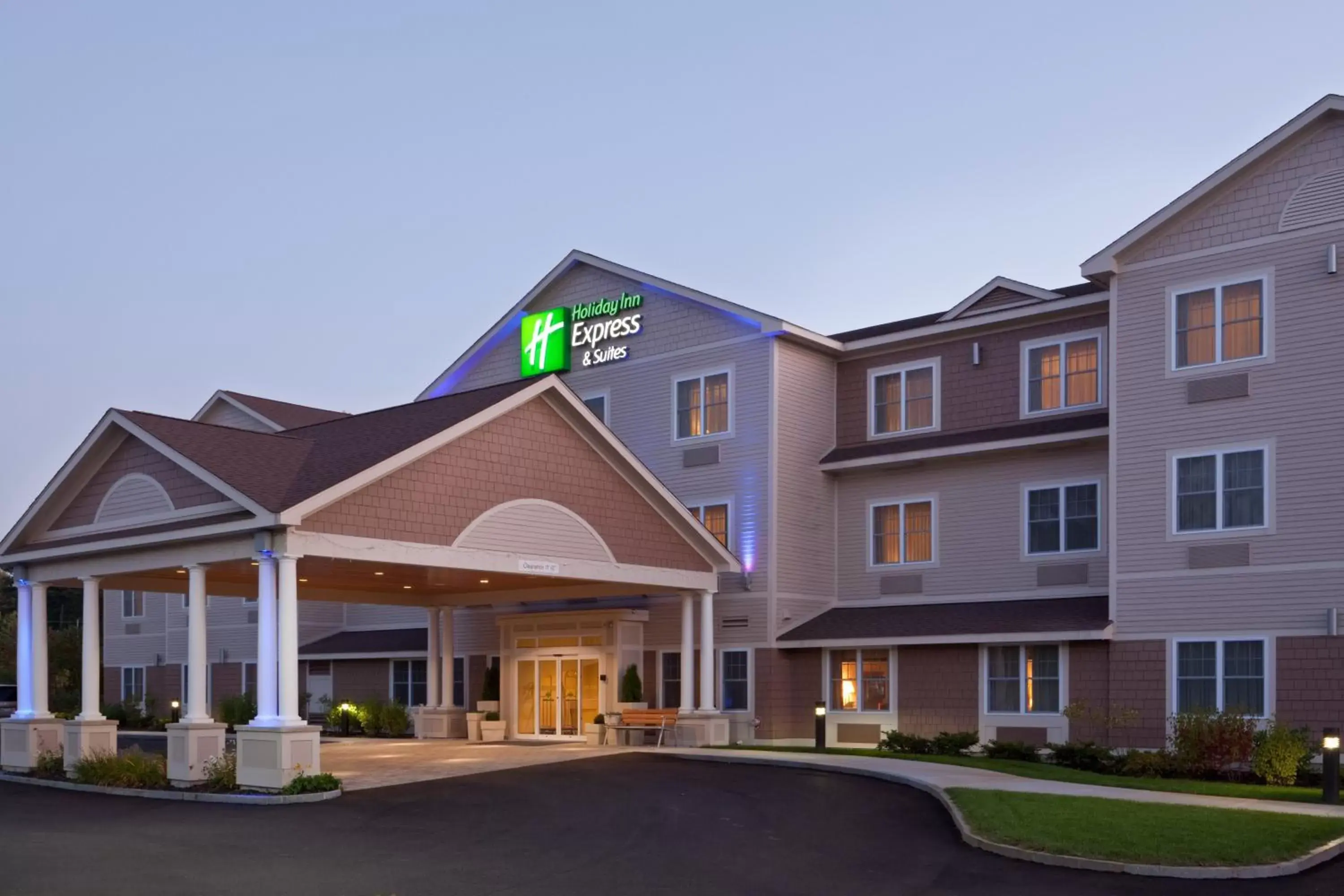 Property Building in Holiday Inn Express & Suites Tilton, an IHG Hotel